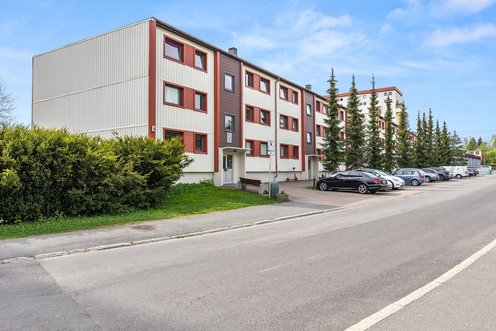 Byggets fasade sett fra gaten. Borettslaget leier ut parkering etter venteliste. Galleribilde