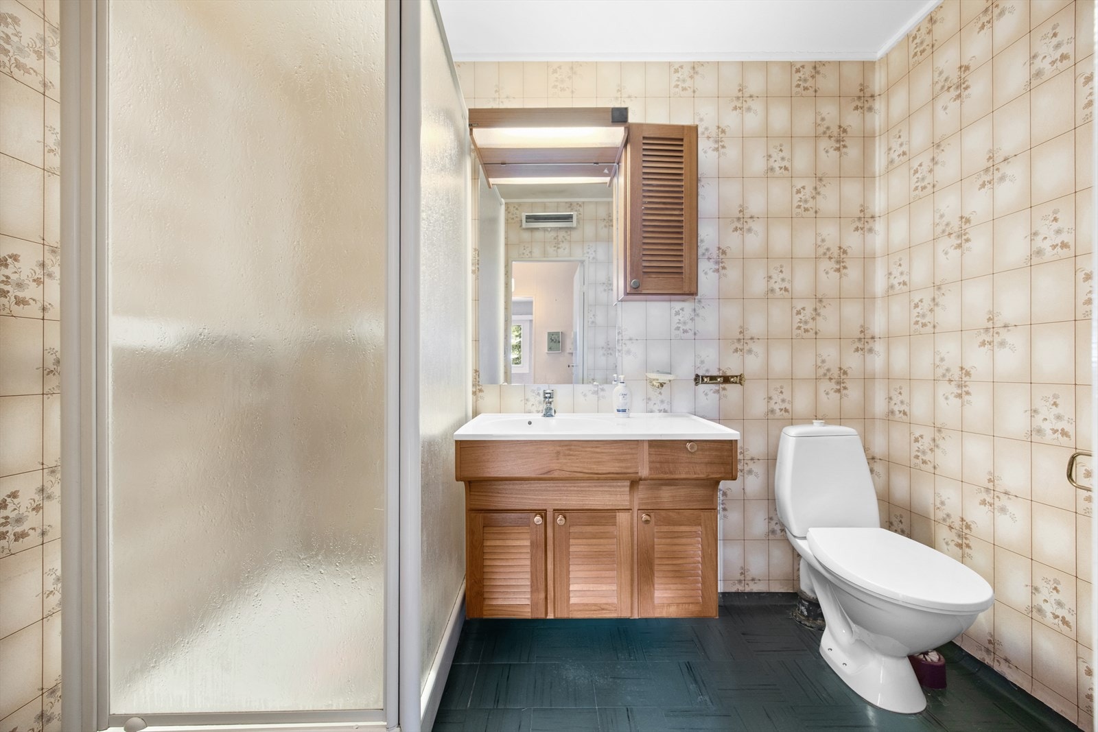 Romslig bad med renoveringsbehov. Borettslaget dekker kostnad til ny sluk og støtte til en eventuelt ny varmtvannsbereder. Galleribilde