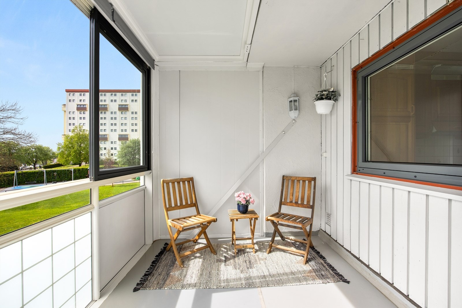 Leiligheten byr på en romslig balkong på ca.8kvm, og er innglasset! Her kan man nyte utsikten både sommer og vinter Galleribilde