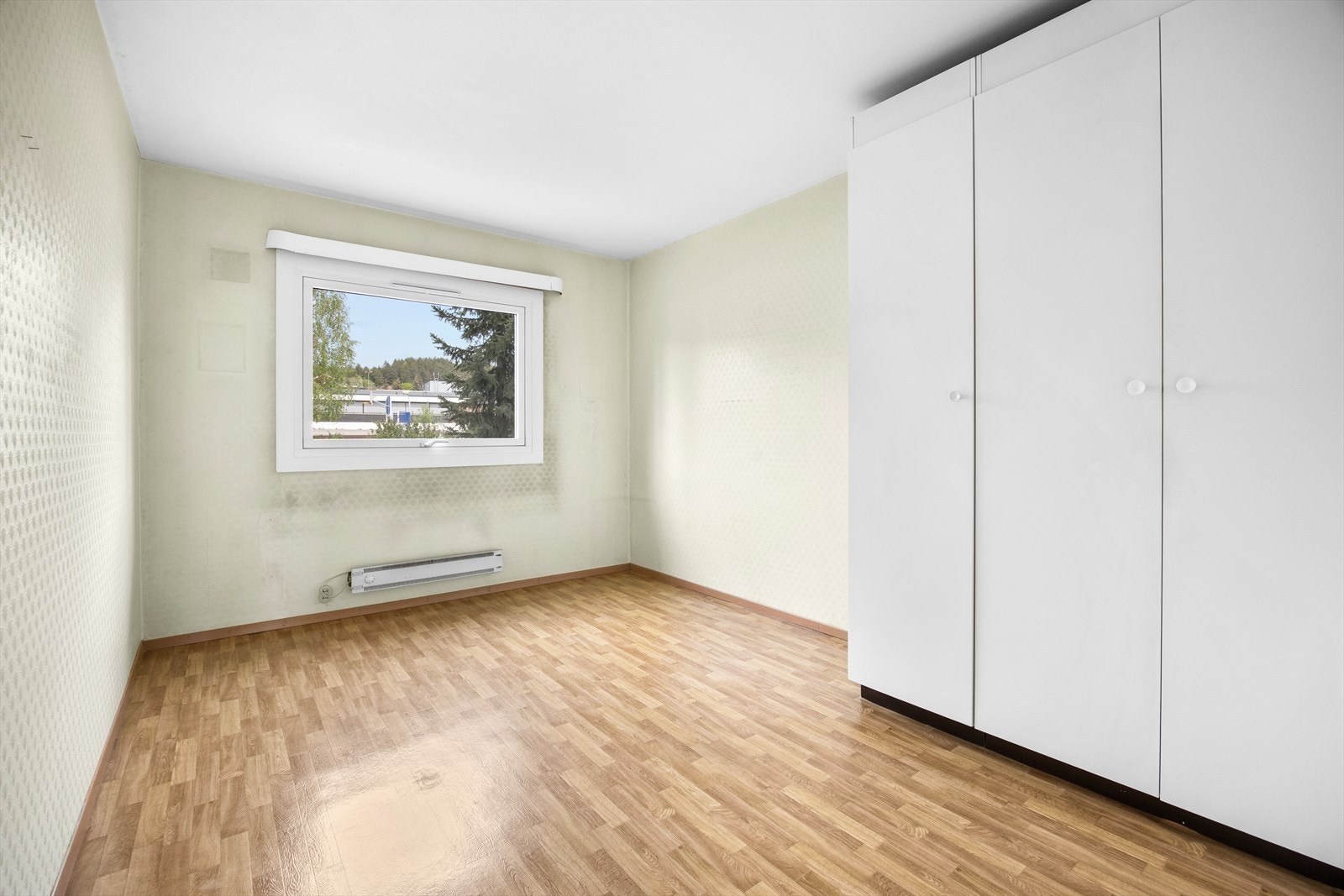 Romslig garderobe med mye lagringsplass. Galleribilde