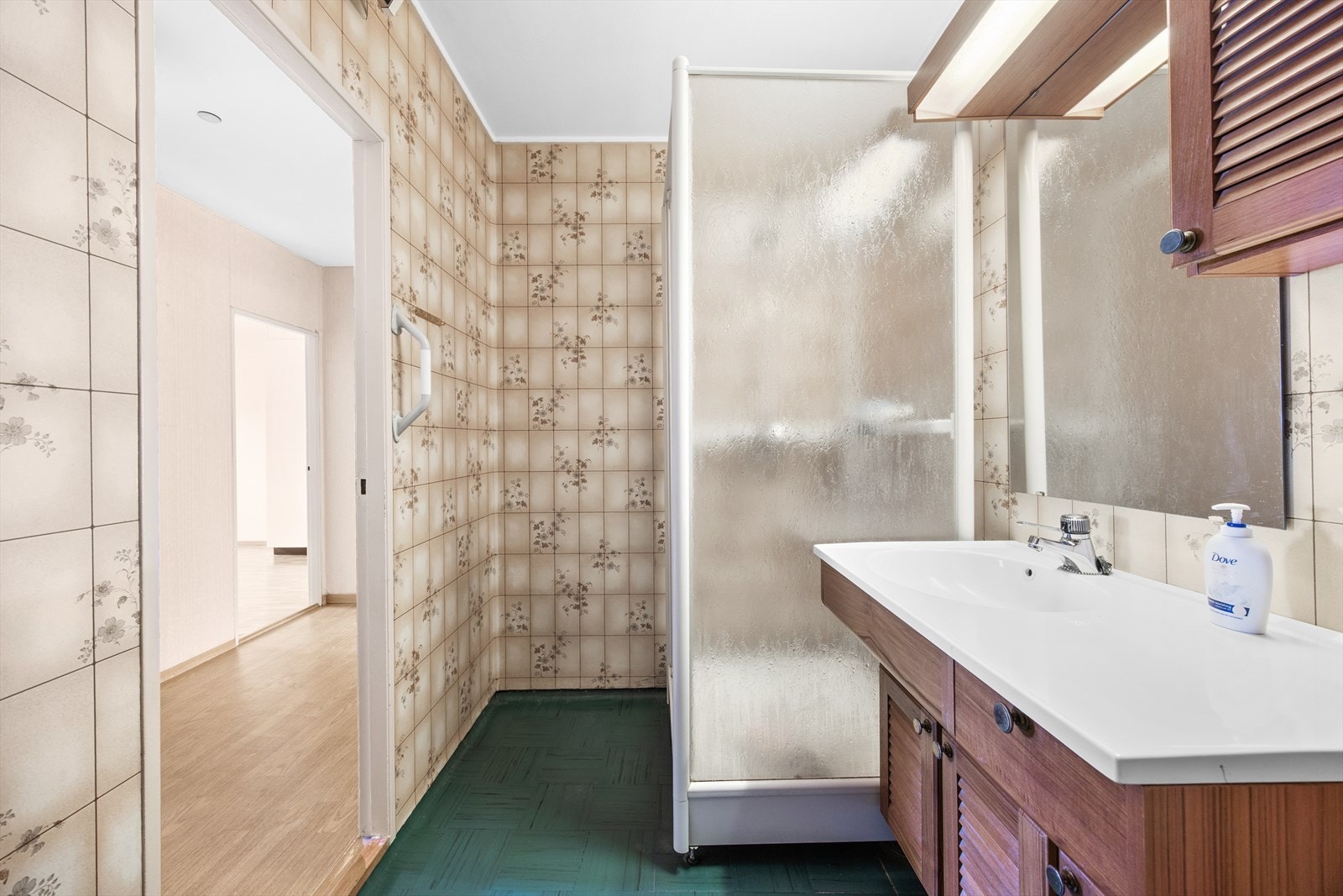 God plass for servantskap og dusjkabinett Galleribilde