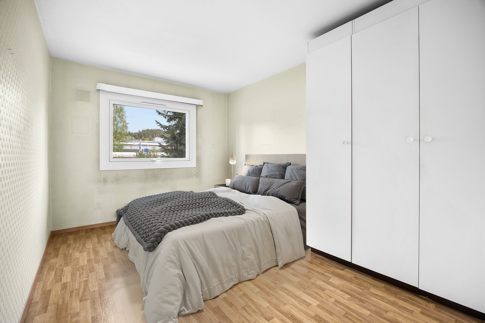 Stort og praktisk hovedsoverom med mye naturlig lysinnslipp og praktisk utforming. (Digitalt møblert) Galleribilde