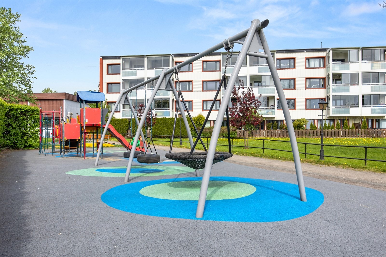 Boligen ligger i et barnevennlig område med lite trafikk og kort vei til skole, barnehage og lekeplasser. Galleribilde