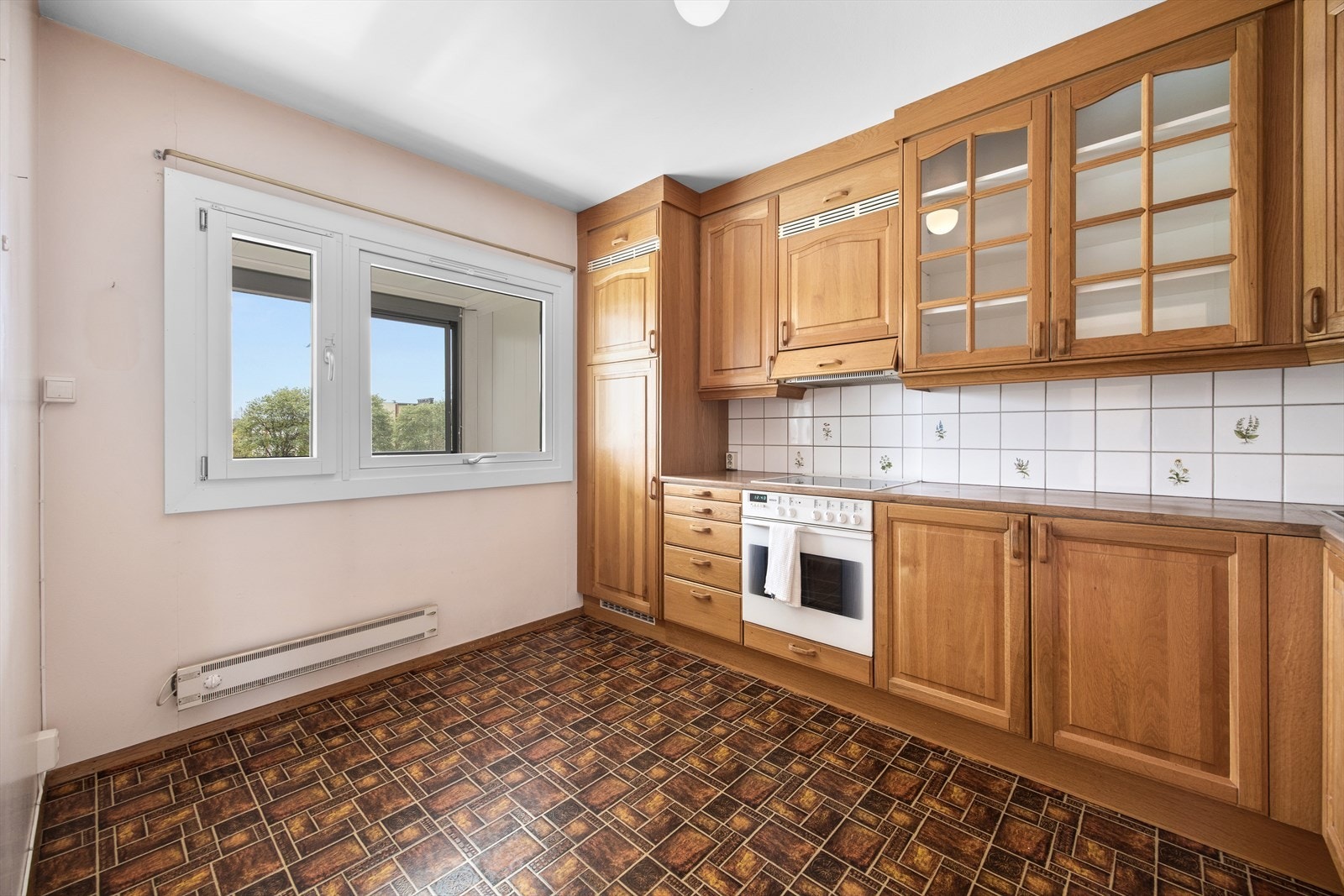 Separat og solid kjøkken i heltre med laminat benkeplate. Her er det god plass for et spisebord Galleribilde