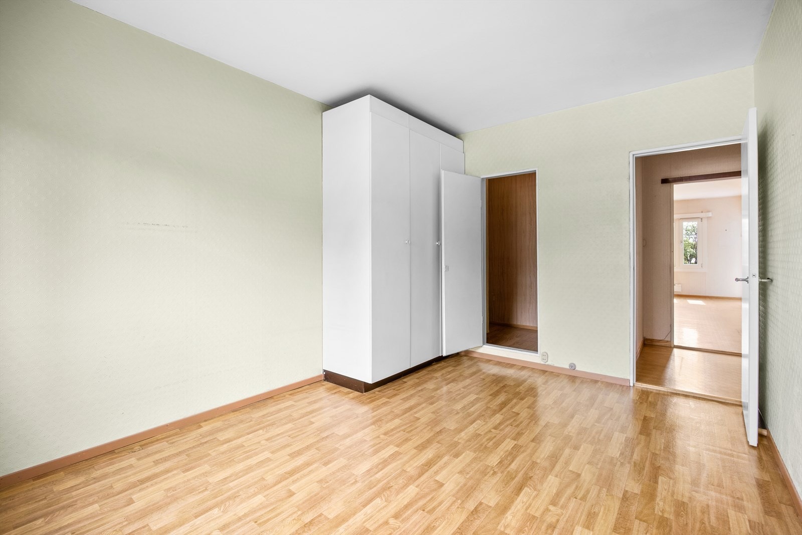 Soverommet har et praktisk kott som for eksempel kan gjøres om til garderobe Galleribilde