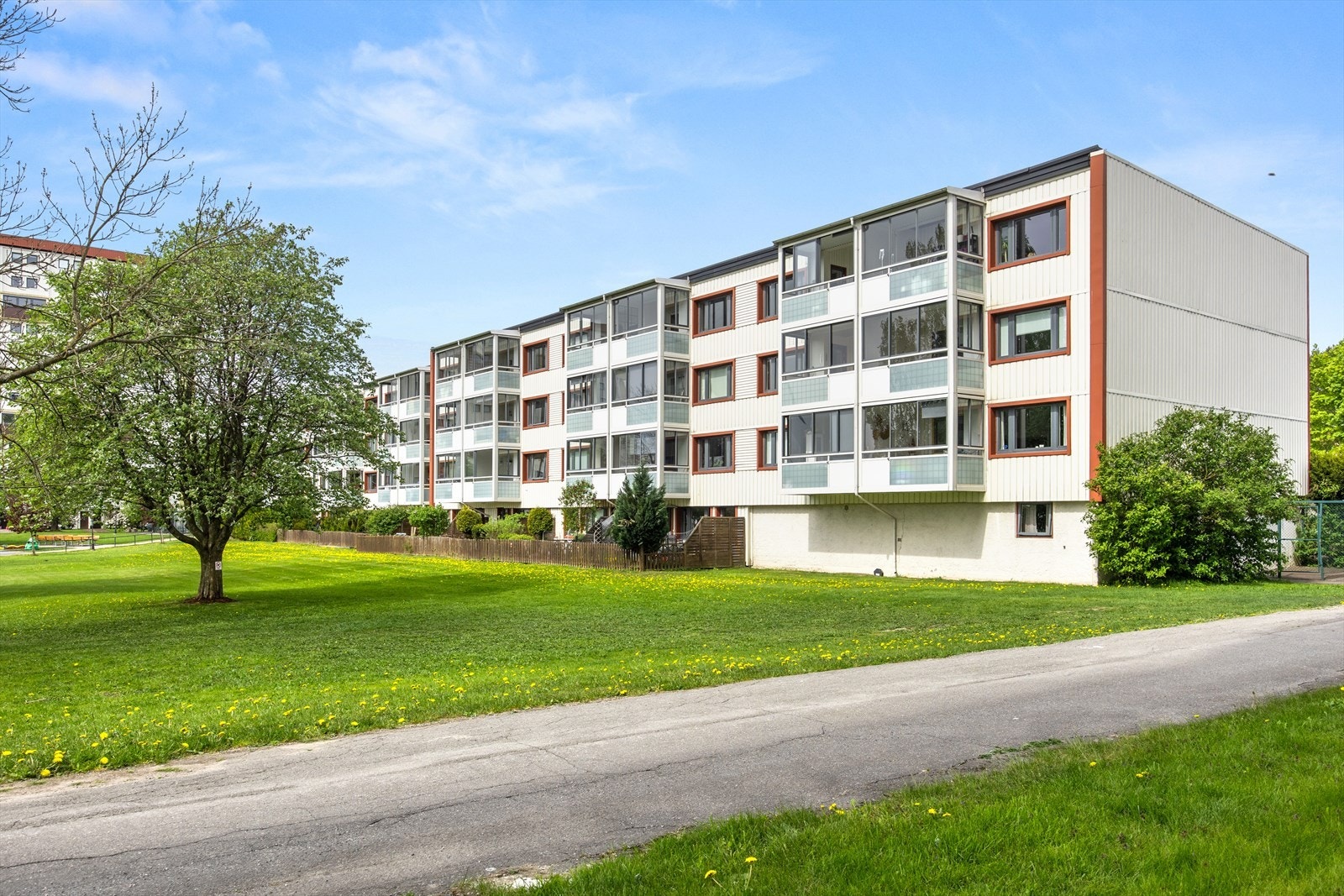 Rundt boligen er det hyggelige og pent opparbeidede fellesarealer man kan benytte seg av. Galleribilde