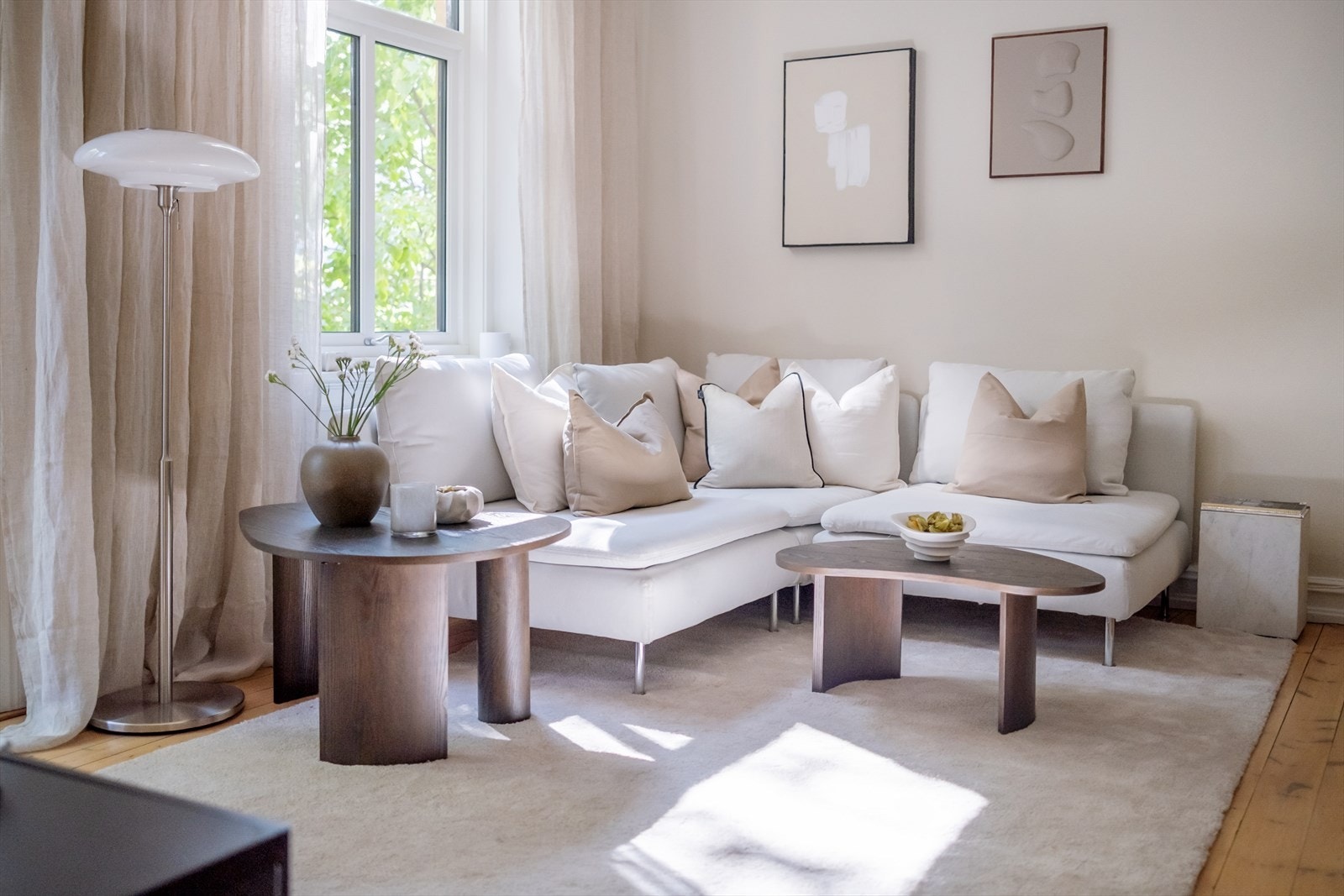 Hjertet i leiligheten er stuen med plass til stor sofagruppe med tilhørende møblement. Galleribilde