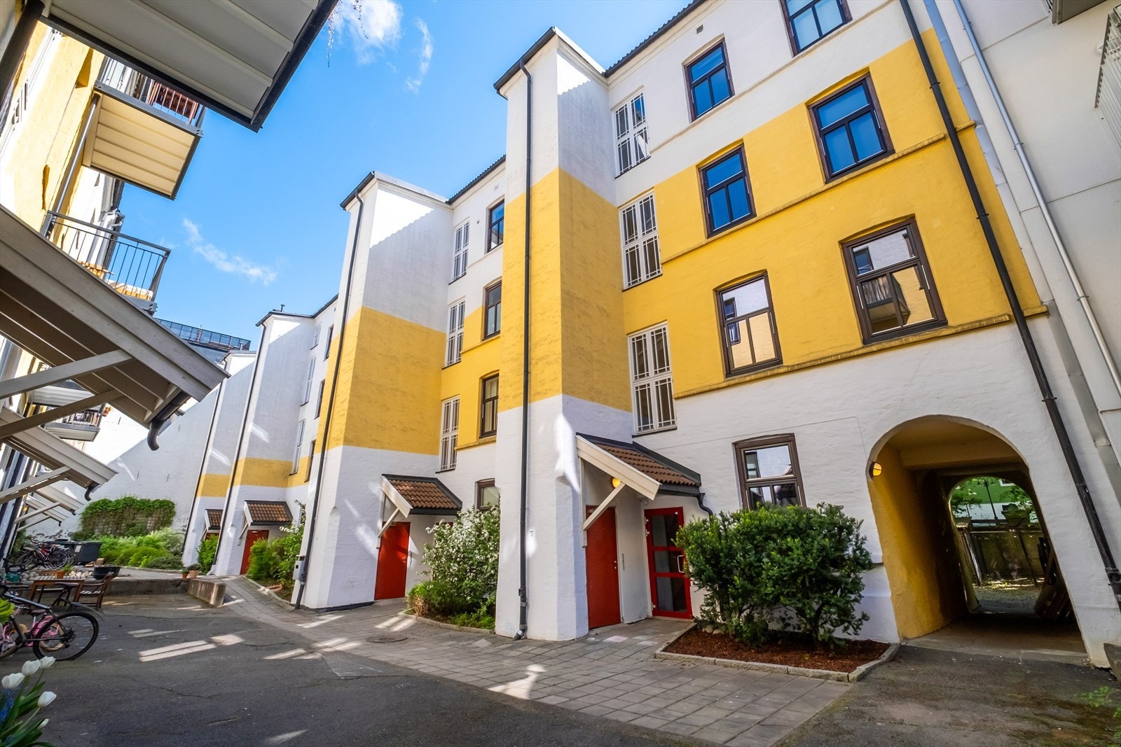 Leiligheten ligger tilbaketrukket i indre gårdsrom - skjermet fra støy. Galleribilde