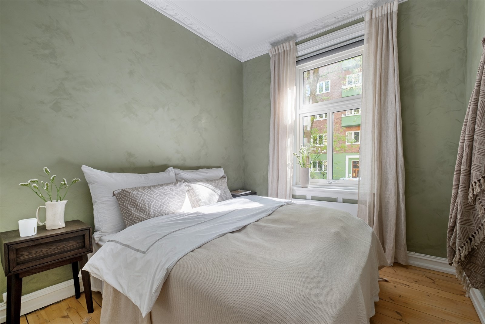 Hovedsoverom med god plass til dobbeltseng med tilhørende nattbord. Galleribilde