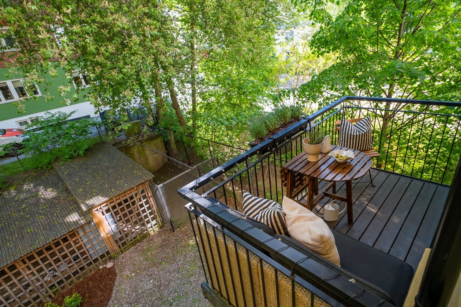 På balkongen er det sol fra ca. 10-16 midtsommers. Galleribilde