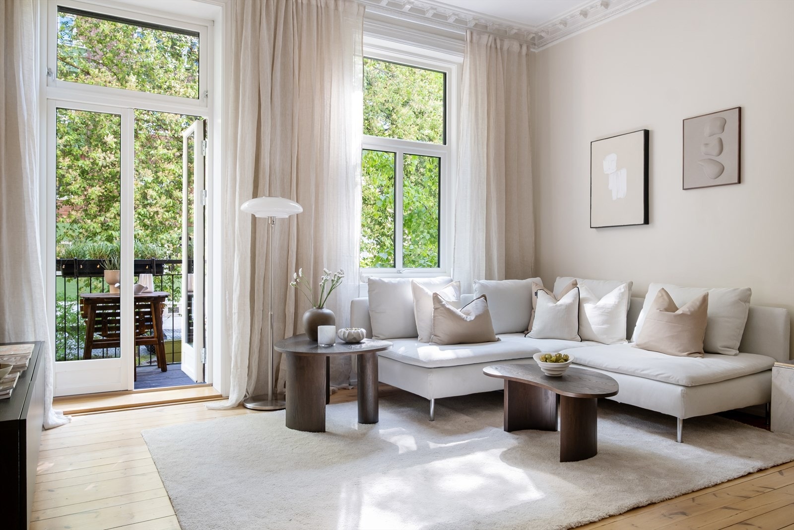 Utgang fra stue til en inviterende balkong. Galleribilde