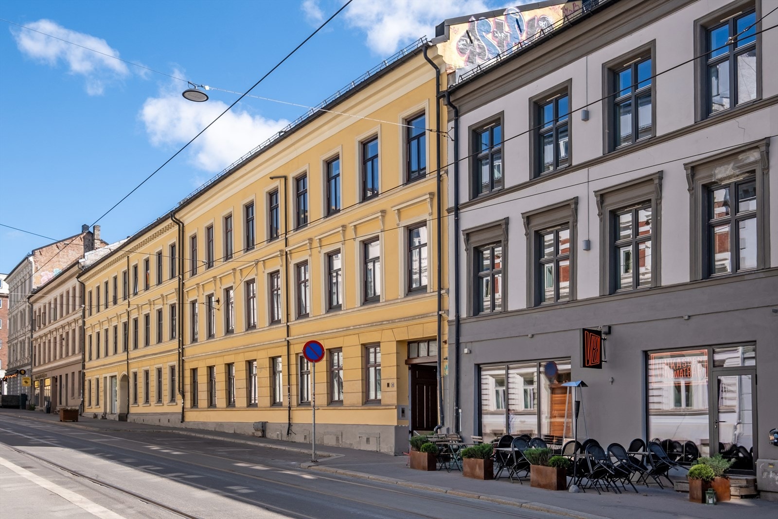 Adkomst fra Thereses gate. Leiligheten ligger i indre gårdsrom. Galleribilde