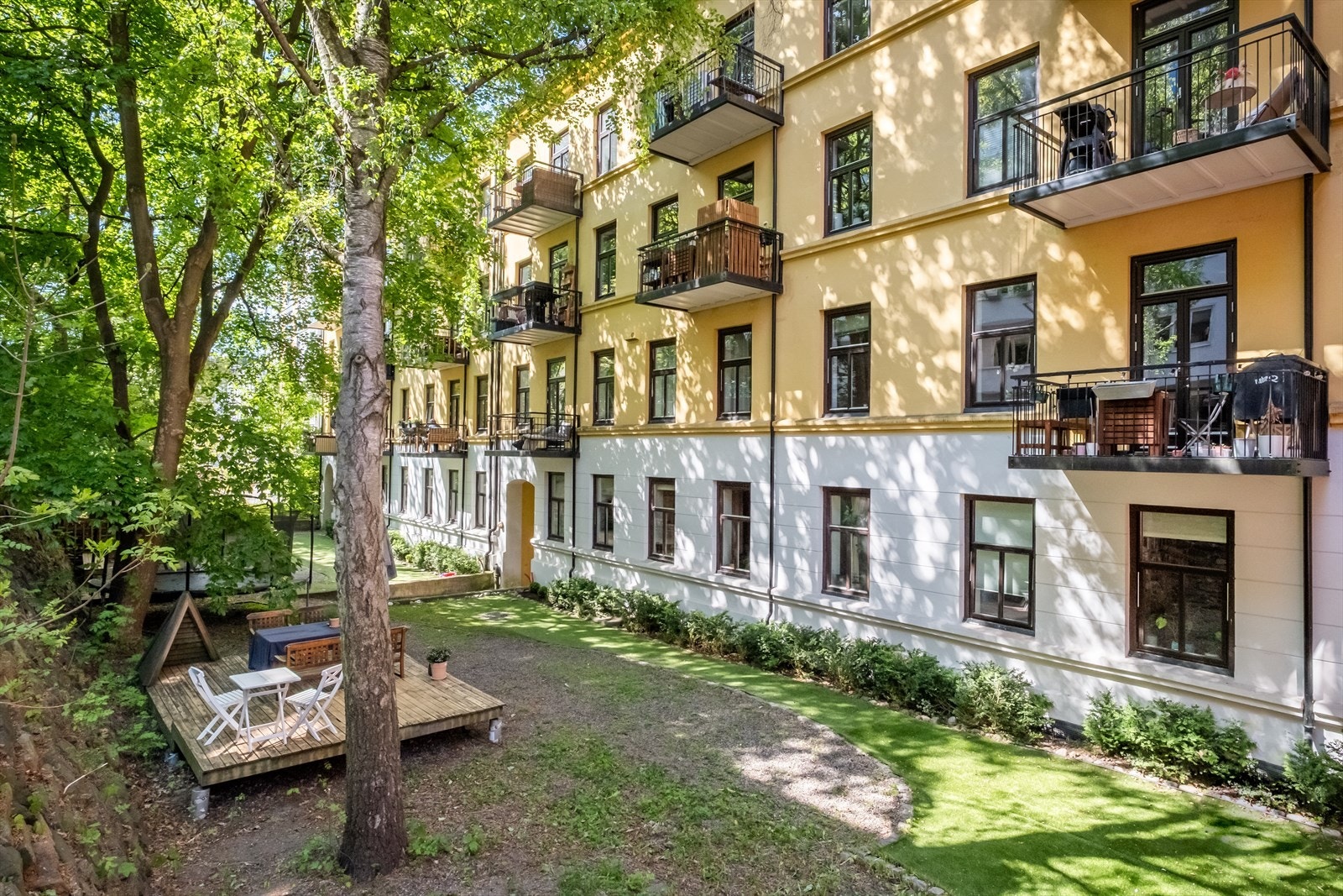 Leiligheten ligger i et populært borettslag med flotte felles grøntarealer. Galleribilde