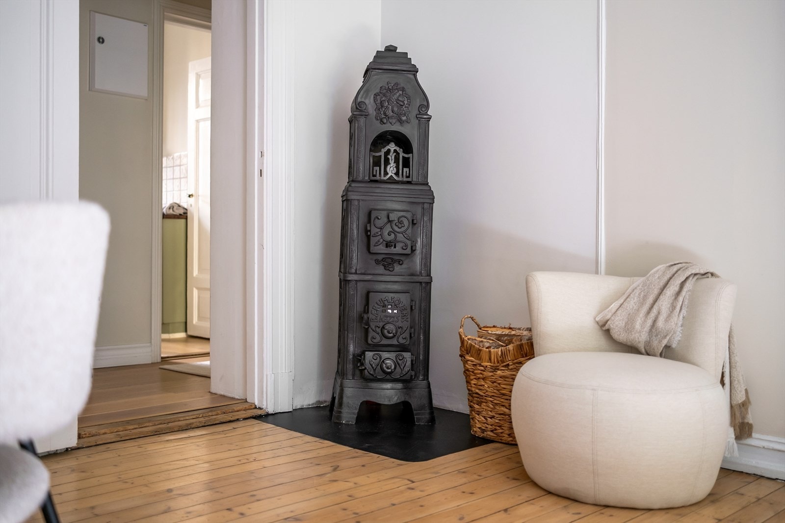 Det er også ildtsted i stuen som varmer godt på kalde høst- og vinterkvelder Galleribilde