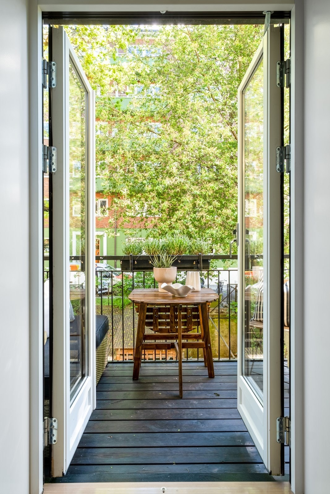 Østvendt balkong på ca. 4 kvm med plass til utemøblement og grill. Galleribilde