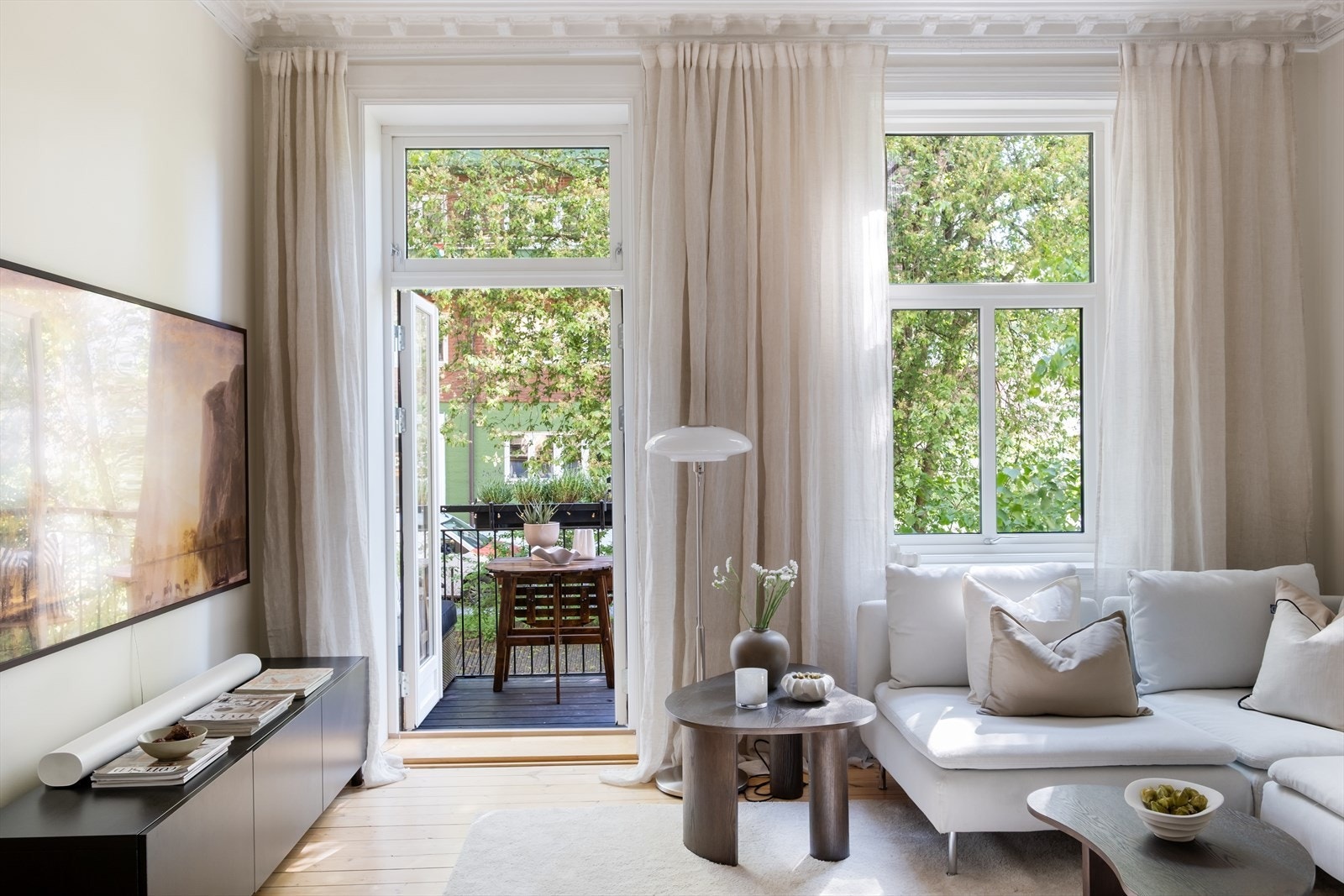 Store vindusflater som gir rikelig med naturlig luft og lys. Nye vinduer fra 2024. Galleribilde