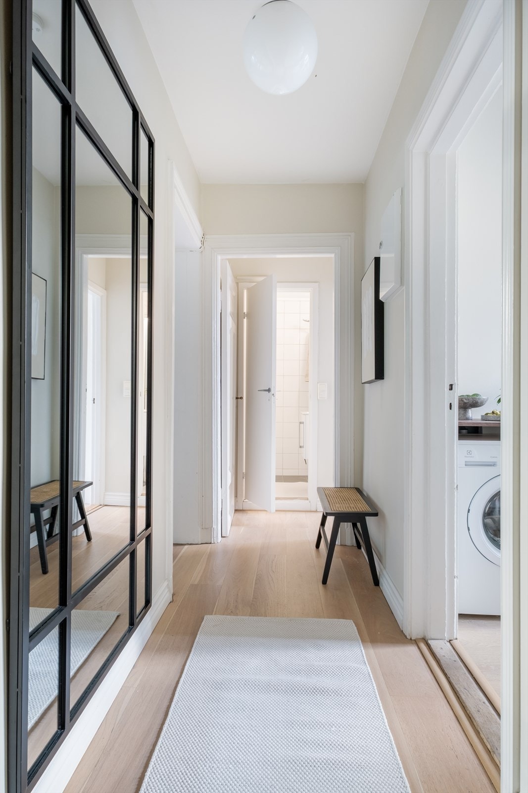 God plass til sko og yttertøy i entréen - og med en praktisk, lett tilgjengelig bod i felles oppgang har du alltid ekstra lagringsplass når du trenger det. Galleribilde