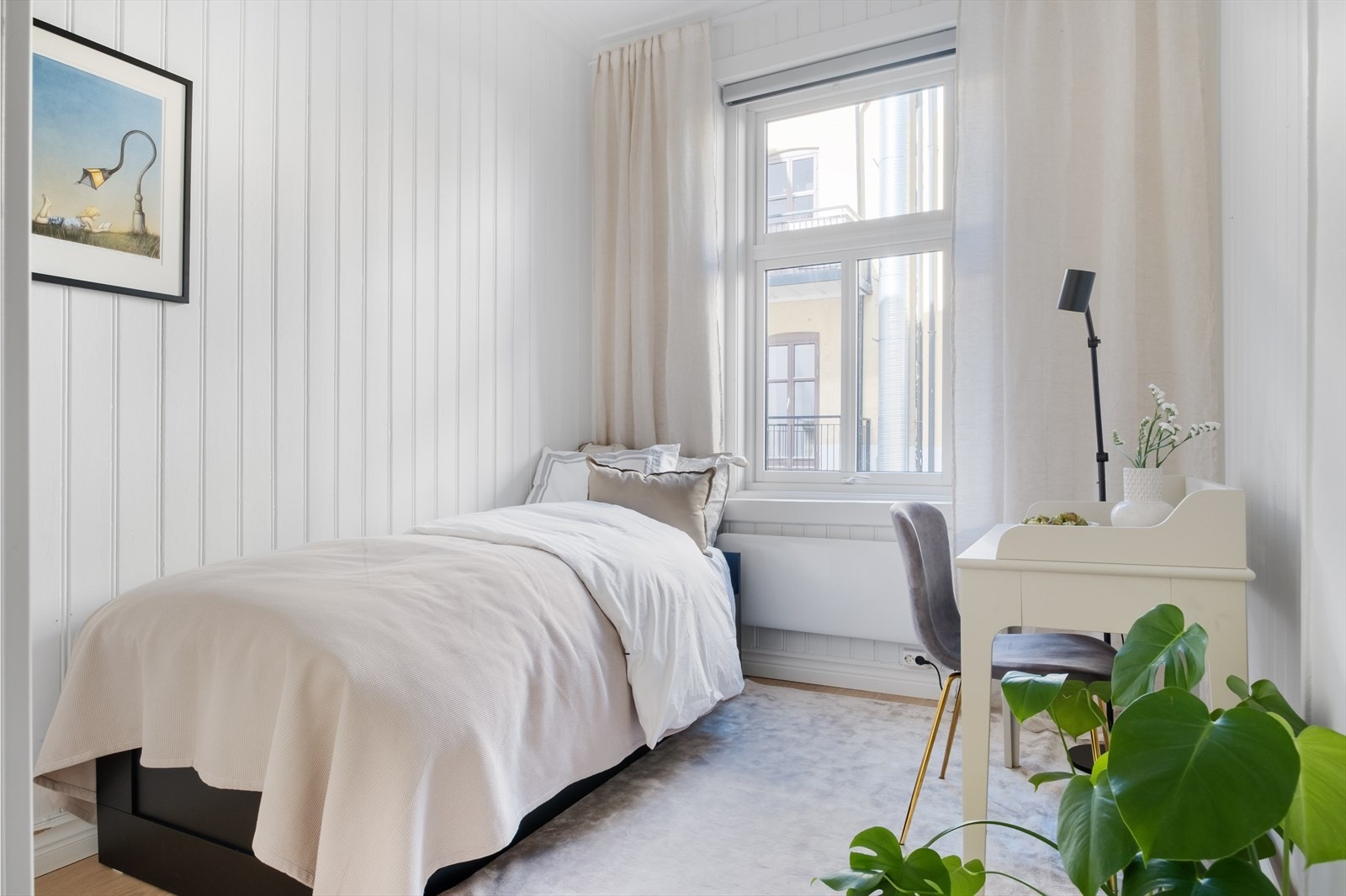 Soverom II er også av god størrelse og har plass til dobbeltseng med tilhørende nattbord. Nye panelovner i samtlige rom (2025) med Wifi-funksjon. Galleribilde