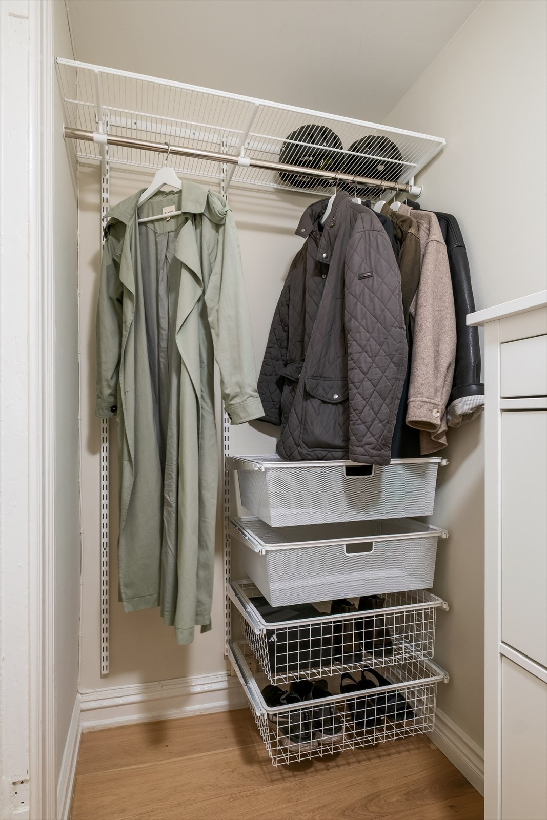 Praktisk og romslig omkledningsrom med masse lagringsplass som kan designes etter ønske (Elfa). Galleribilde