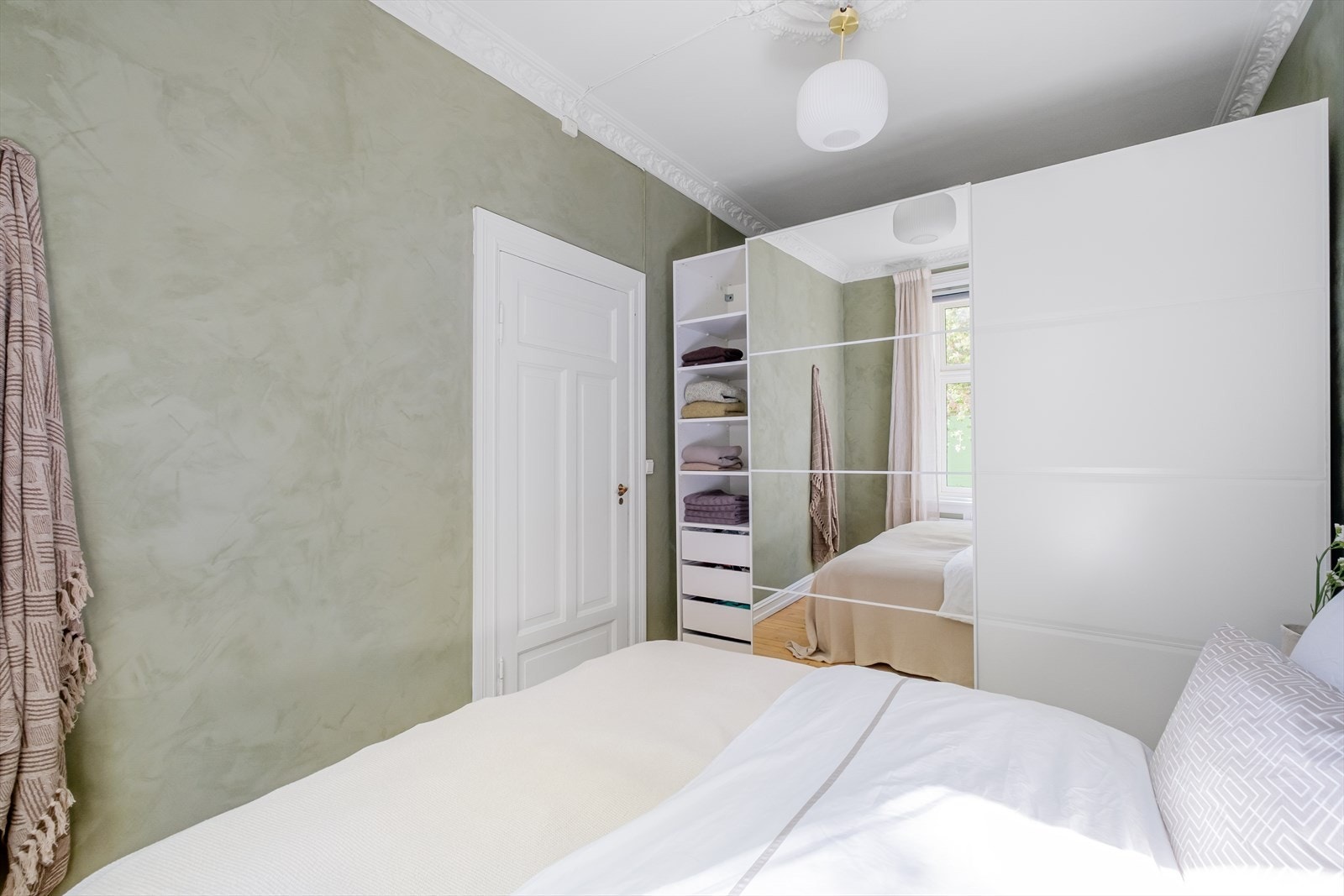 Masse oppbevaringsplass i garderobeløsning. Galleribilde