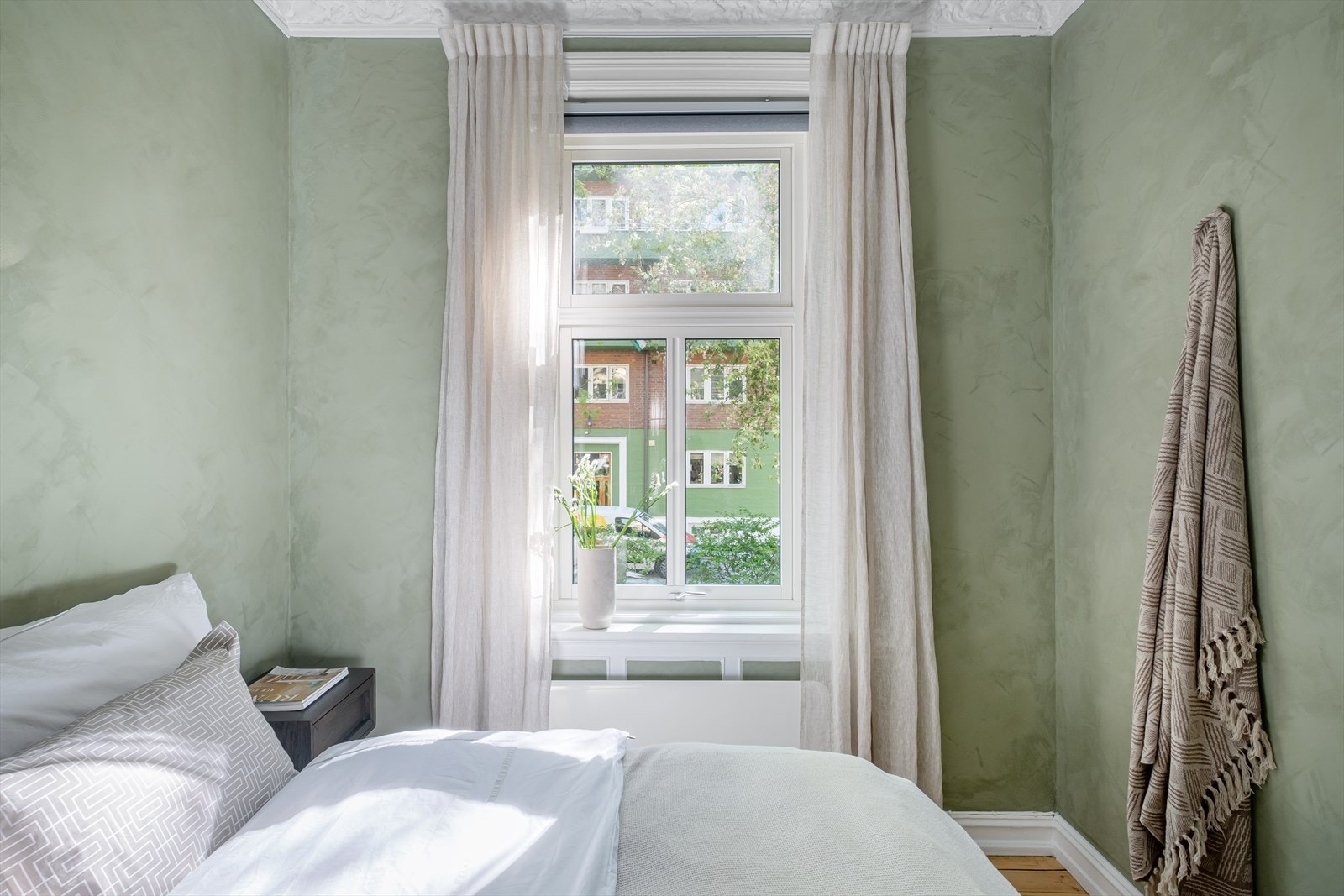 Store vindusflater som gir rikelig med luft og lys. Hovedsoverommet vender mot indre bakhage. Galleribilde