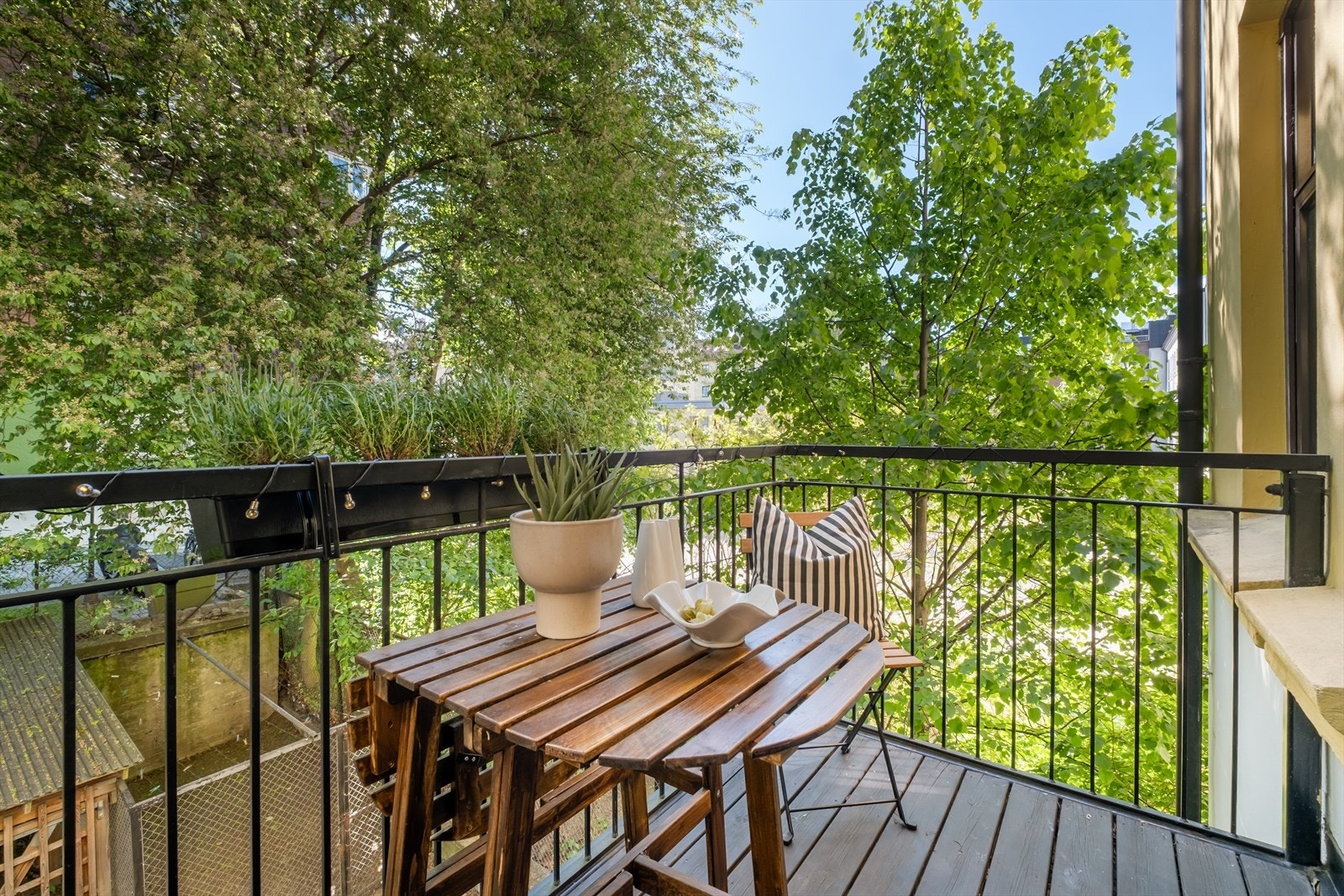 Balkongen ligger skjermet til - omkranset av grønne trær noe som gir stor bruksglede. Galleribilde