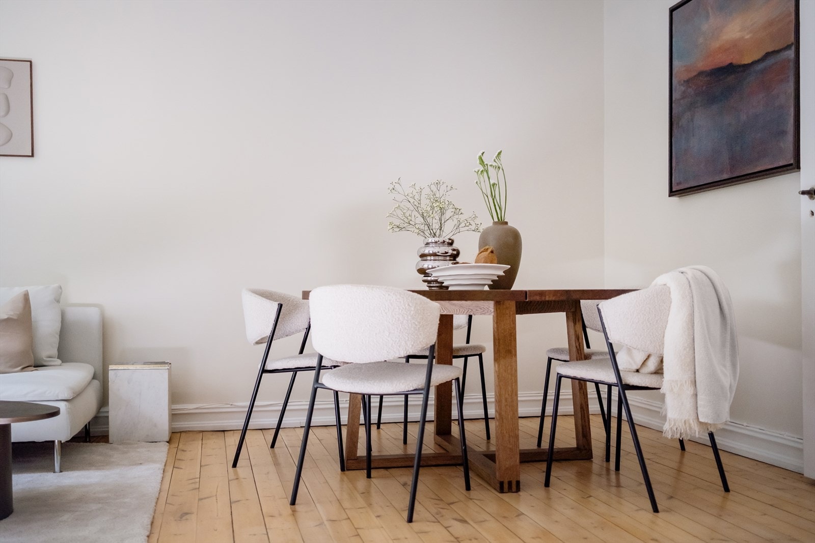 Plass til en stor og hyggelig spisestue - perfekt for sosiale sammenkomster! Galleribilde