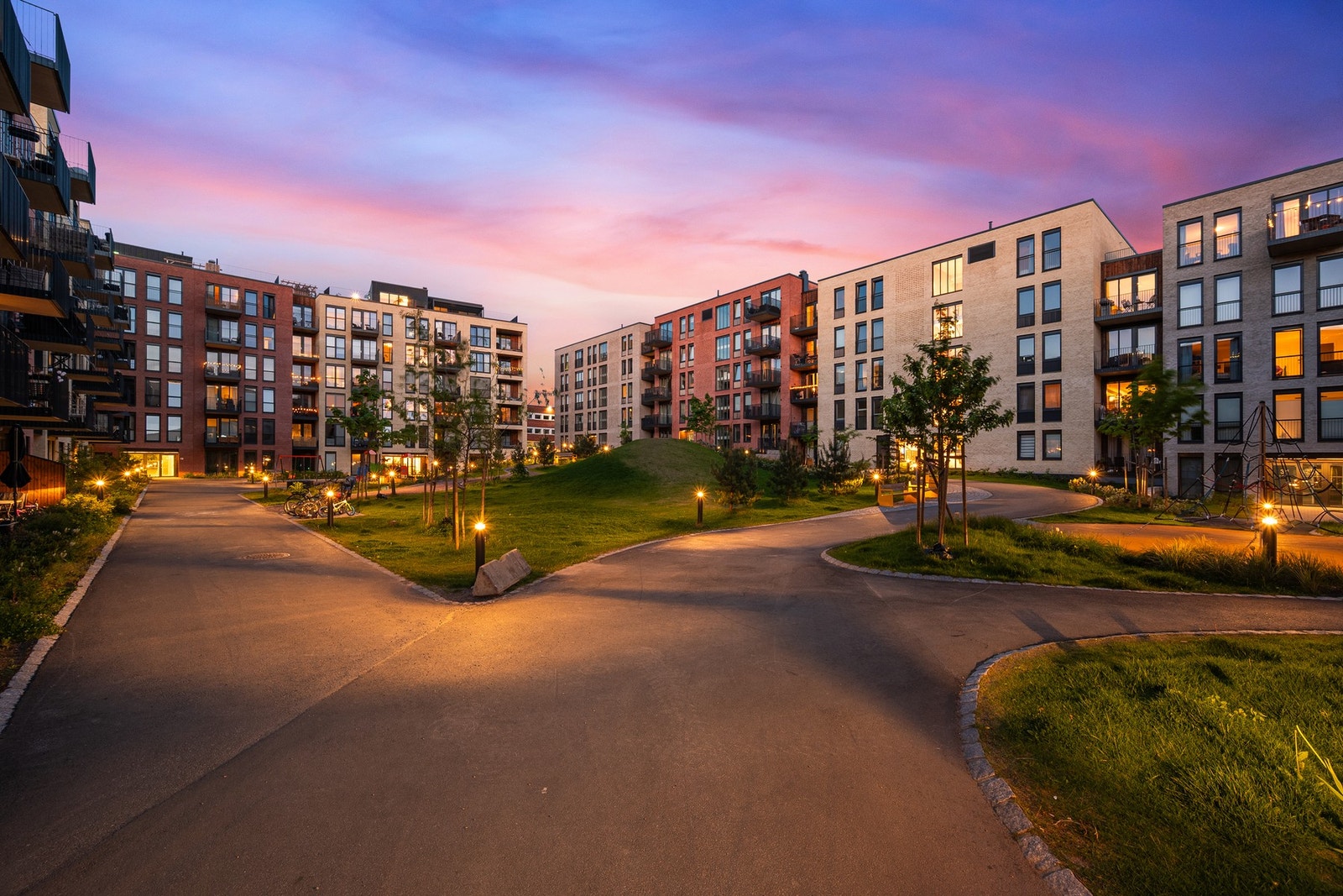 Kveldsfoto av bakgård Galleribilde