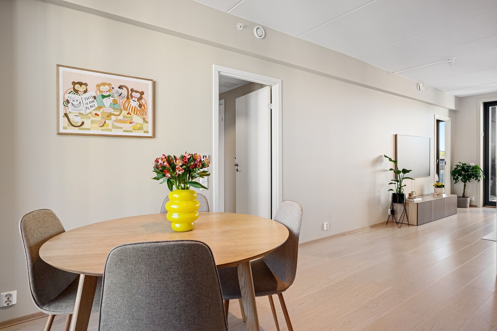 Det er god plass til større spisegruppe Galleribilde