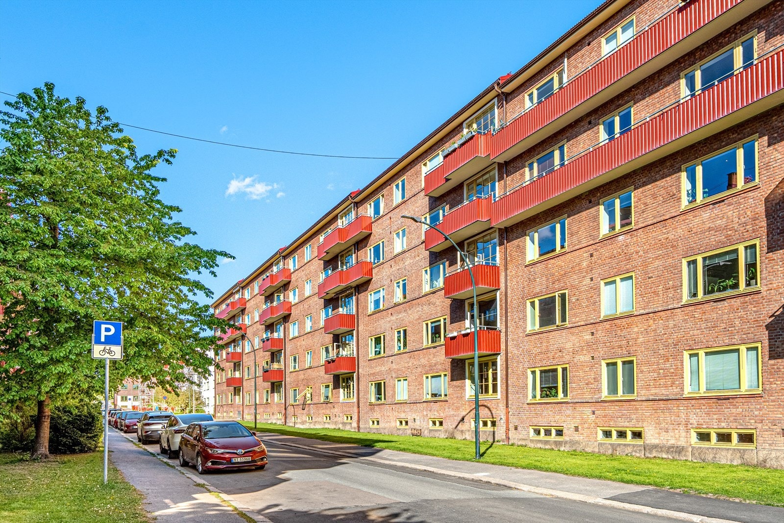 Leiligheten har en attraktiv beliggenhet på Sagene som er et knutepunkt for offentlig kommunikasjon med busstopp kun noen få meter fra leiligheten. Galleribilde