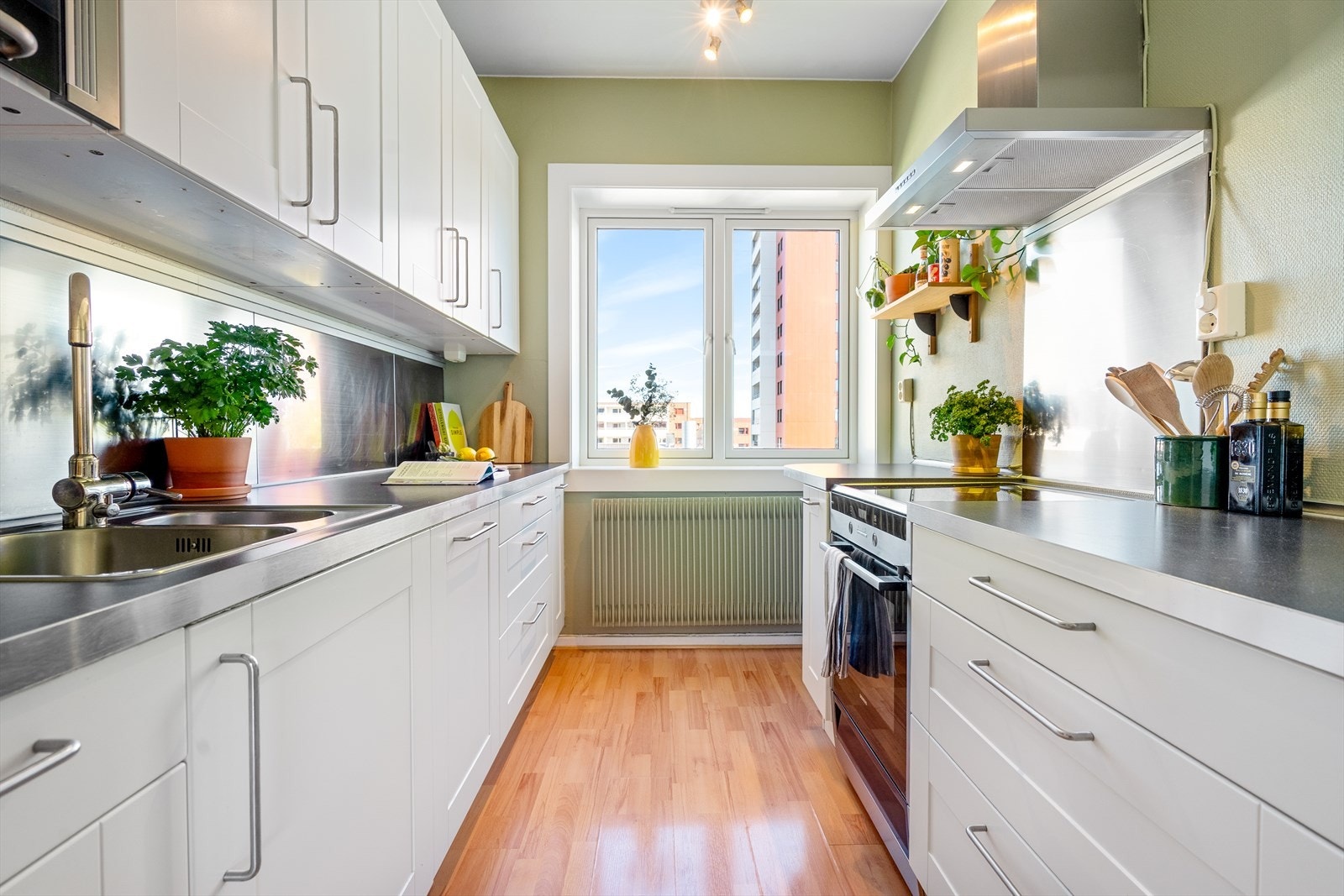 Pent og praktisk kjøkken med integrert kjøleskap og oppvaskmaksin. Nisje til stekeovn/platetopp. Galleribilde