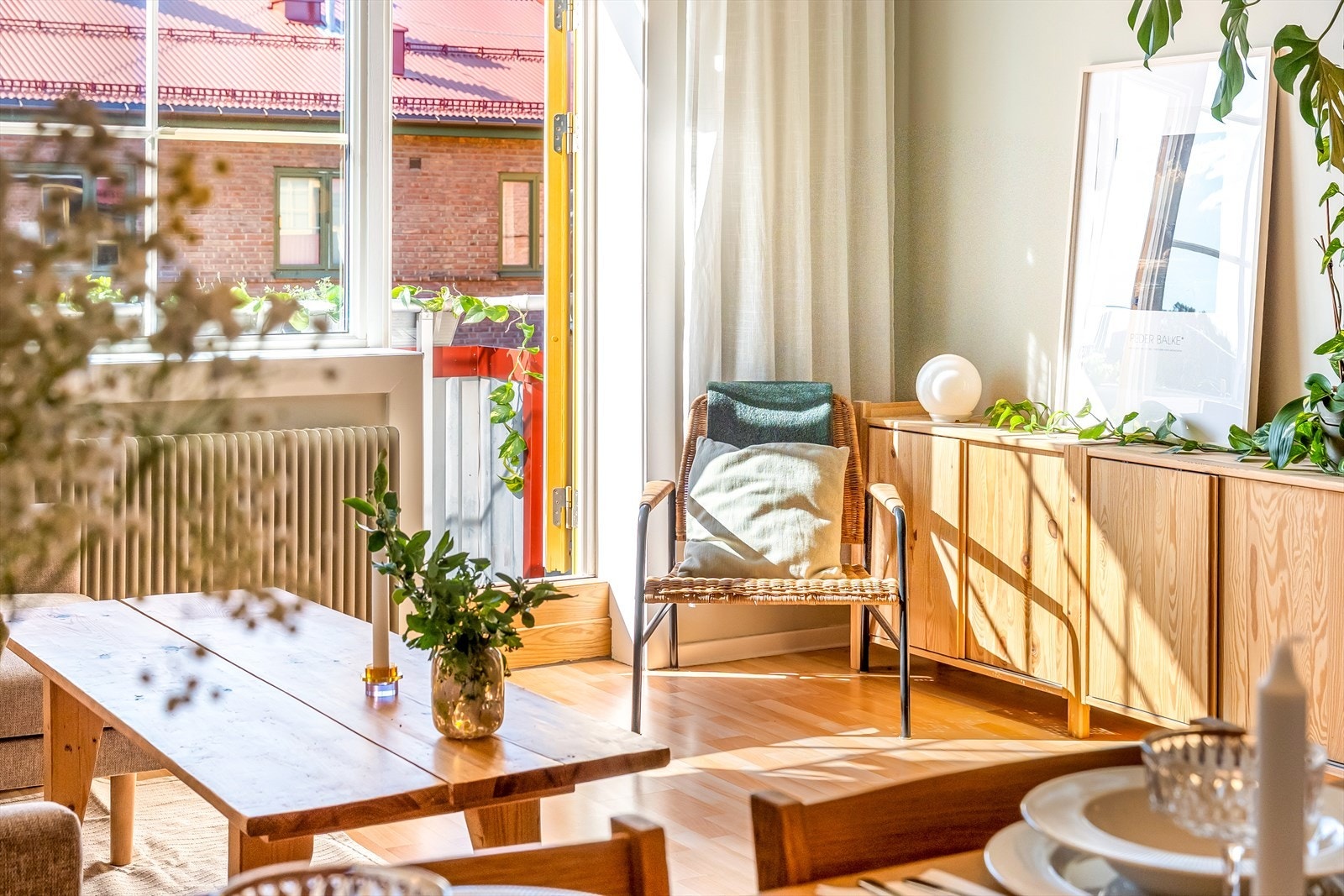 Fra stuen er det utgang til deilig balkong som bader i ettermiddags- og kveldssol. Galleribilde