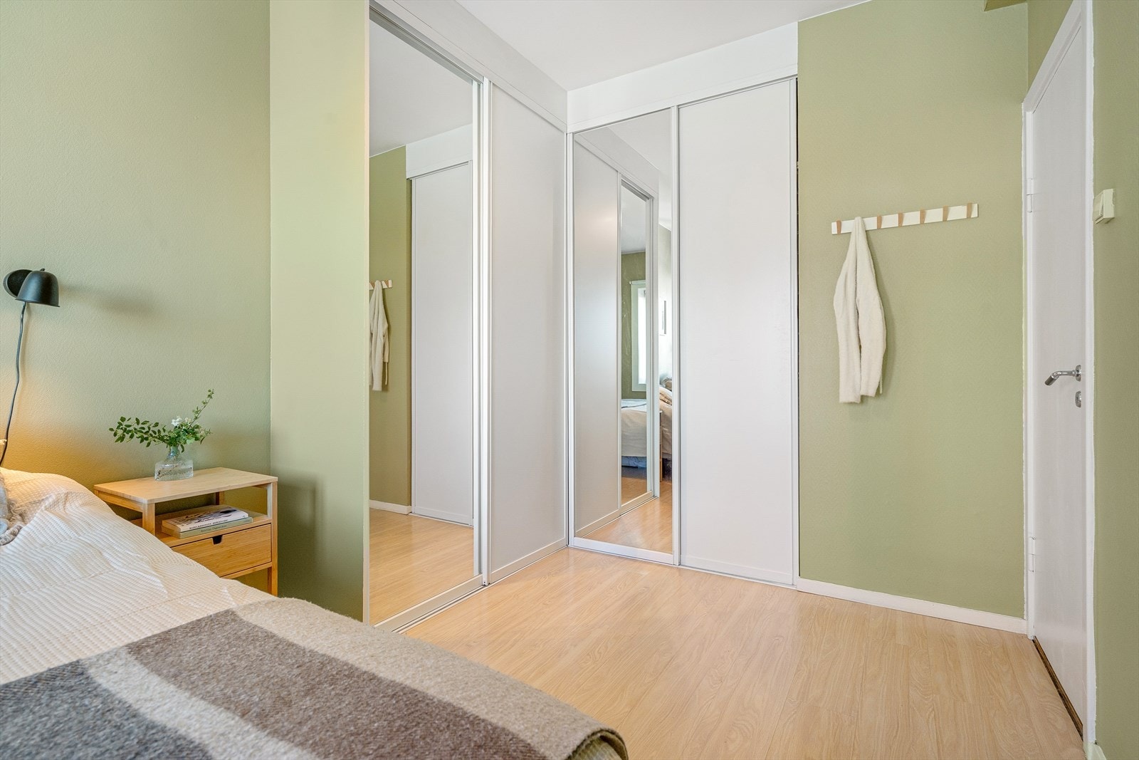 Plasstilpasset skyvedørsgarderobe. Galleribilde