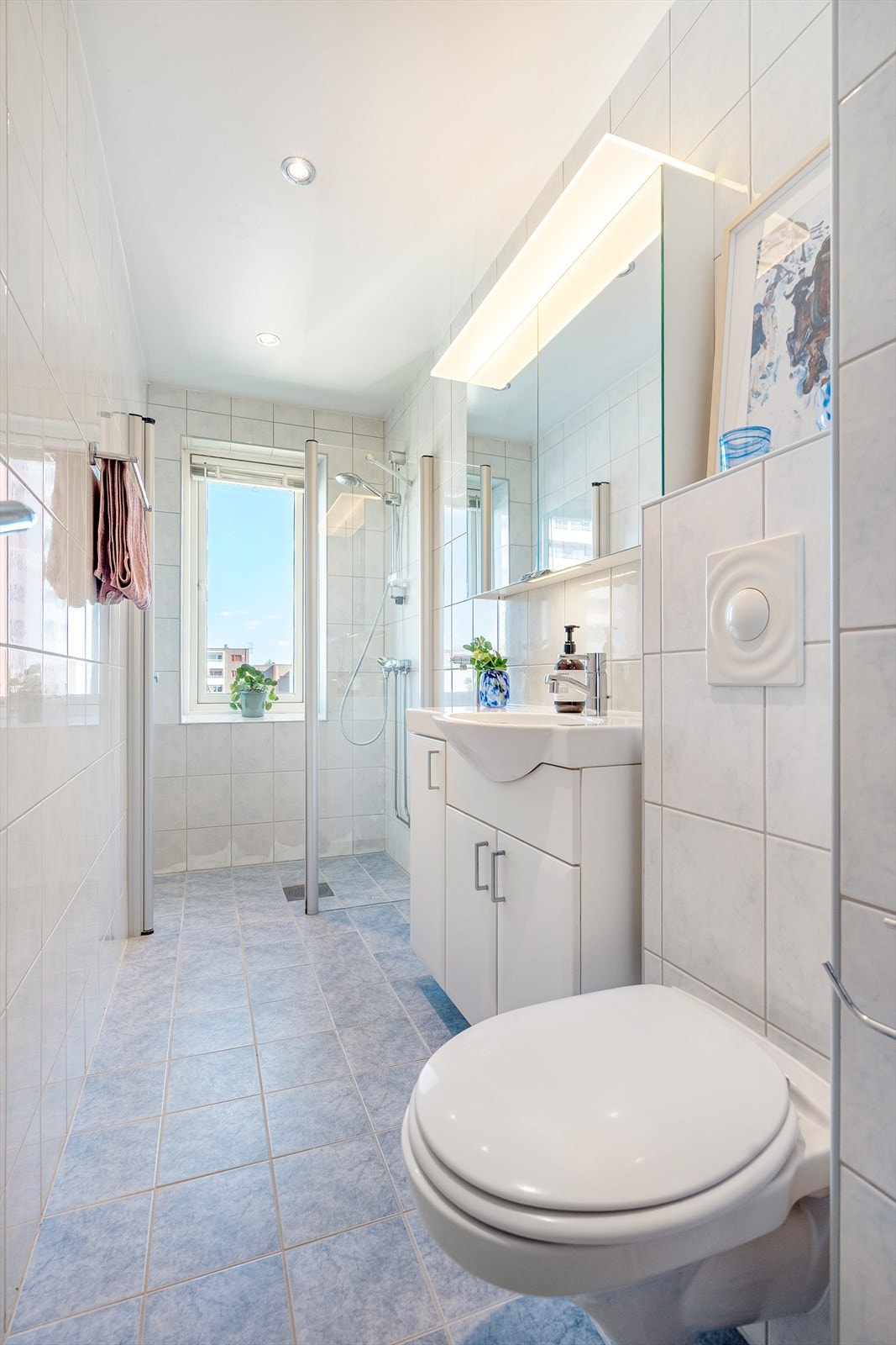 Pent flislagt bad med gulvvarme. Galleribilde