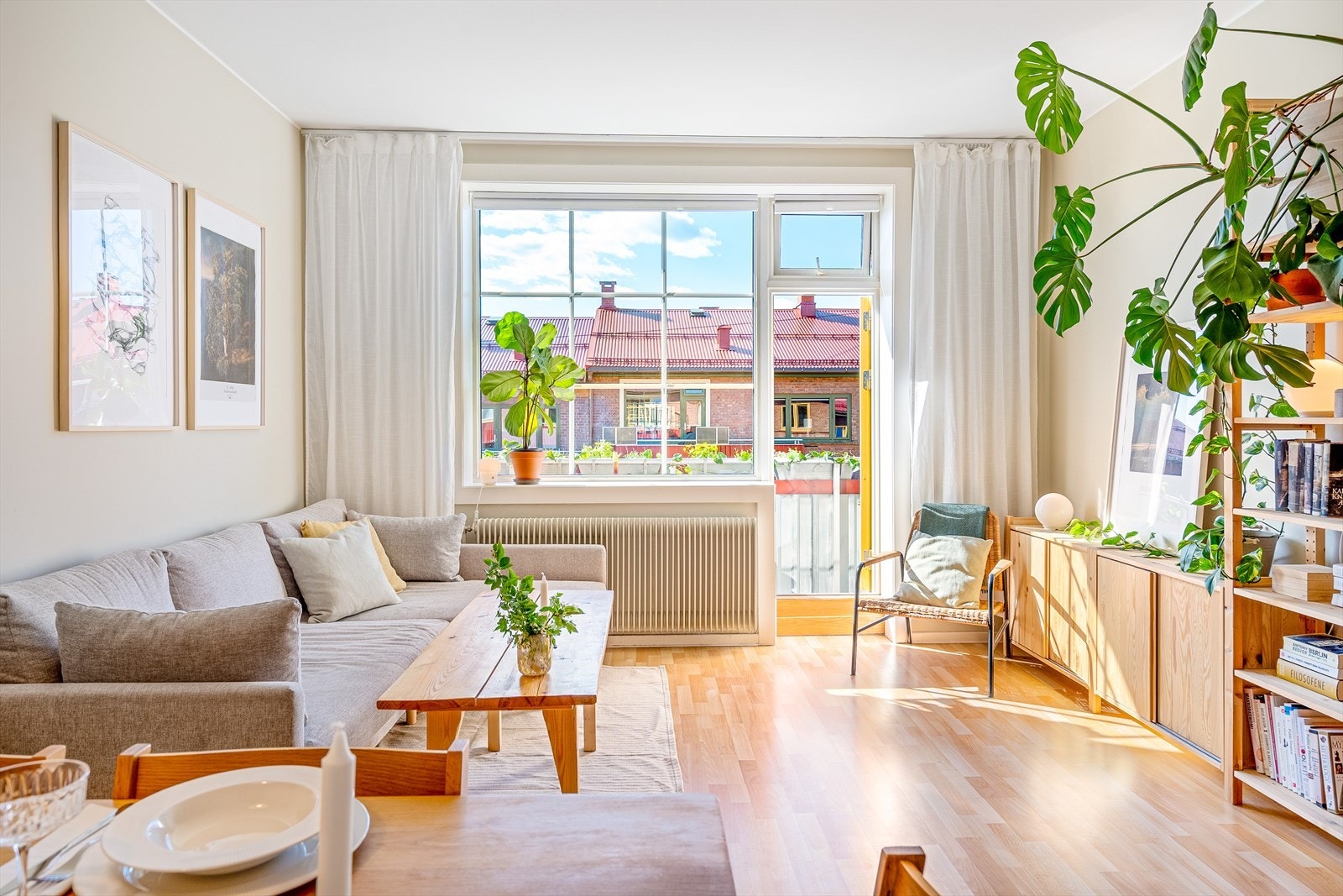 Leiligheten har en stor og separat stue med god takhøyde og optimale lysforhold. Galleribilde