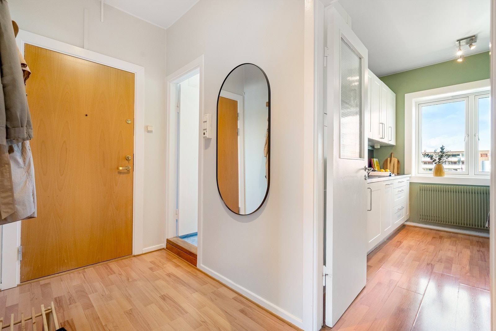 Separat kjøkken med adkomst fra entréen. Galleribilde