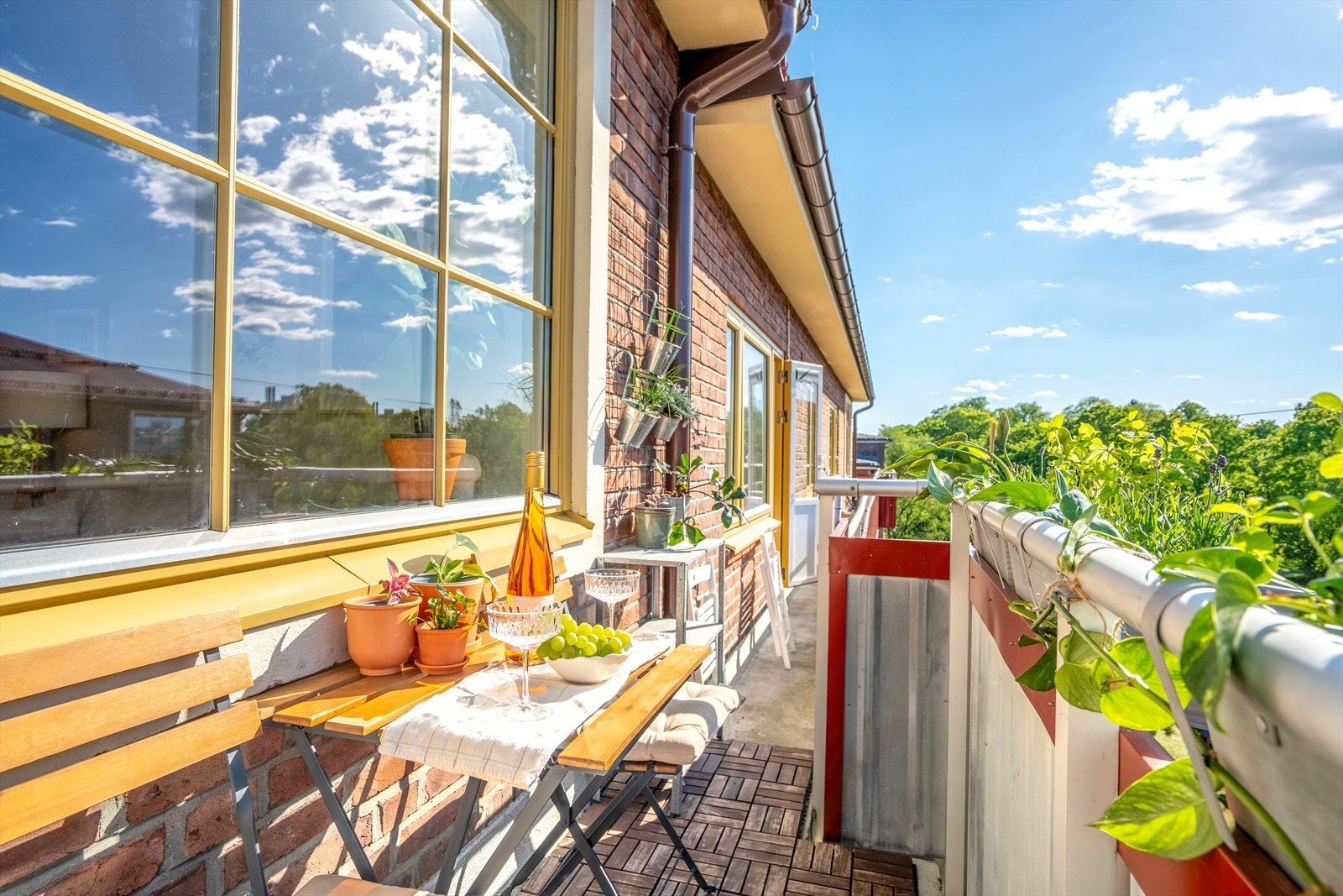 Balkongen er ca. 4 kvm med plass til stoler og bord. Galleribilde