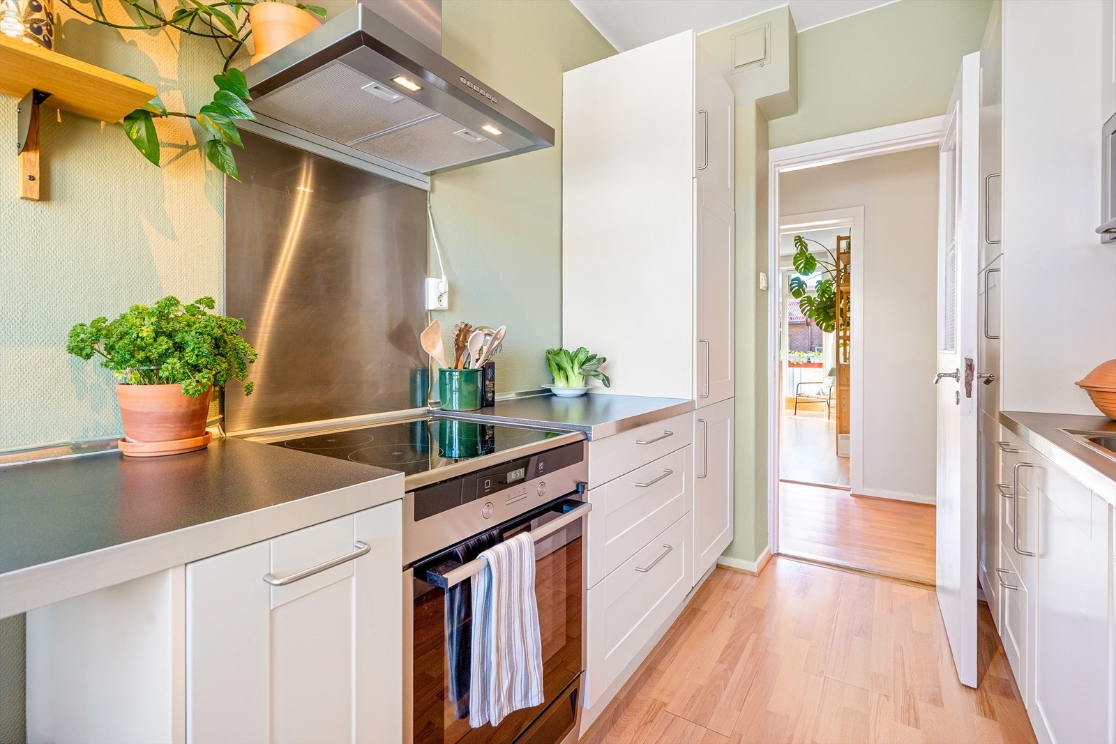 Mye oppbevaringsplass i skap og skuffer samt store arbeidsflater. Galleribilde