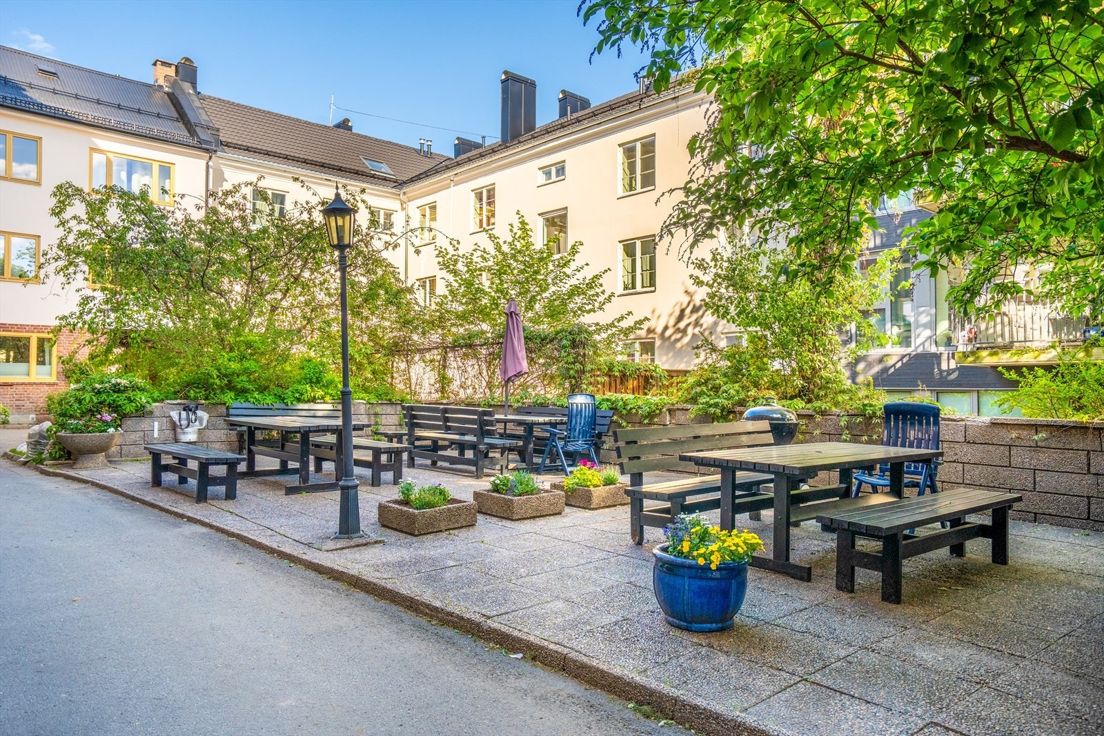 Hyggelig og pent opparbeidet felles bakgård med flere sittegrupper og grill. Galleribilde