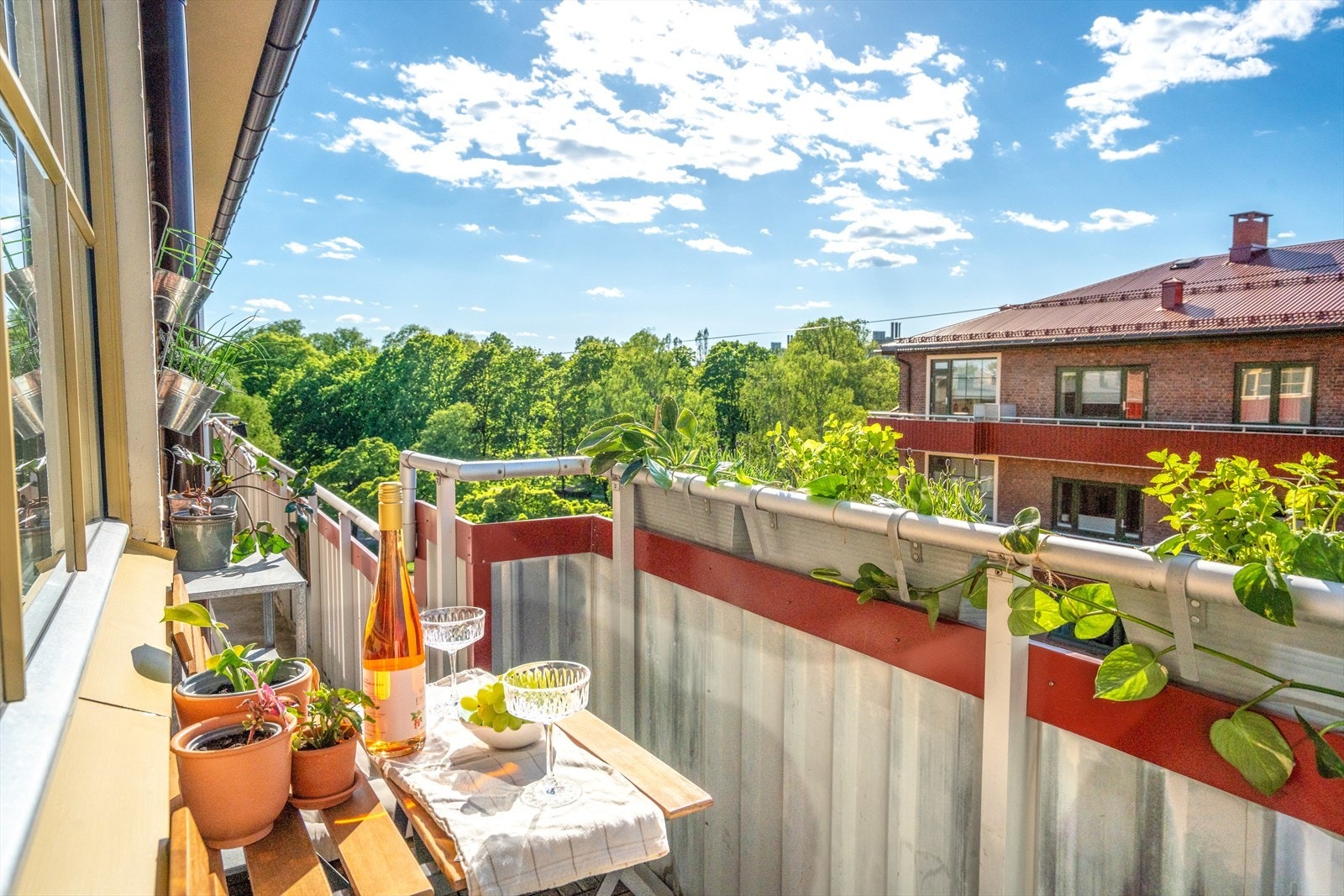 Her kan man sitte å nyte solen i rolige omgivelser. Galleribilde