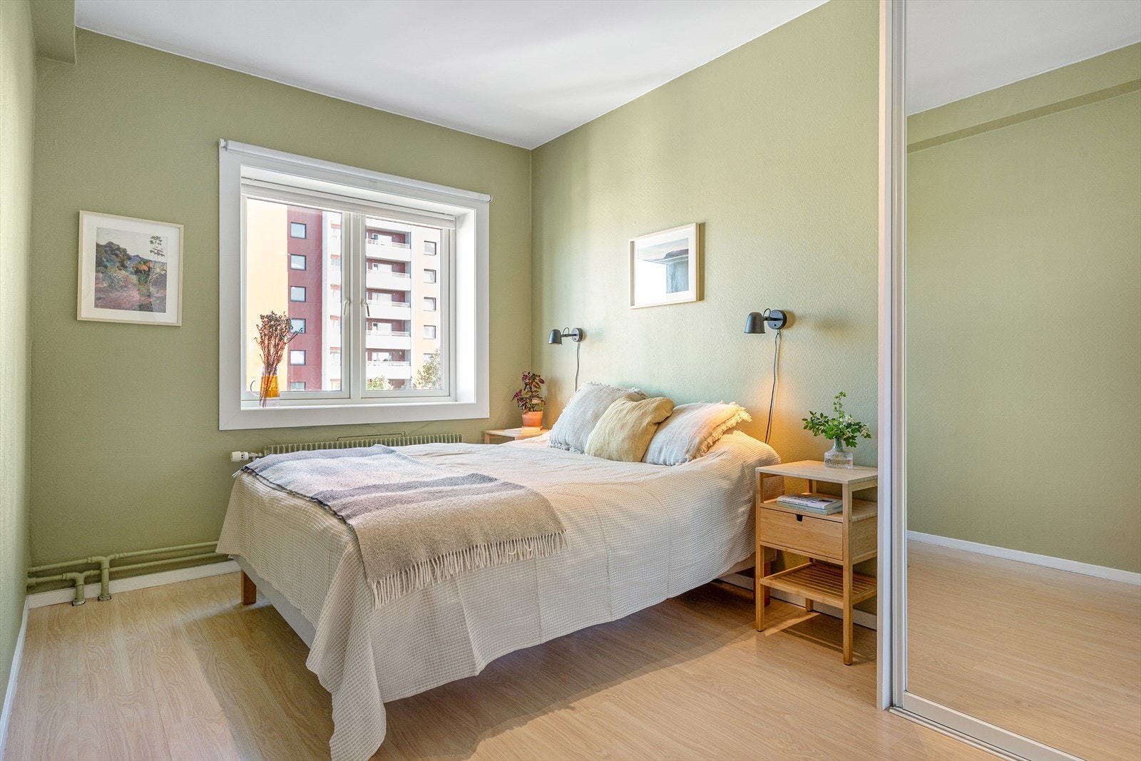 Innbydende soverom vendt mot rolig bakgård. Galleribilde