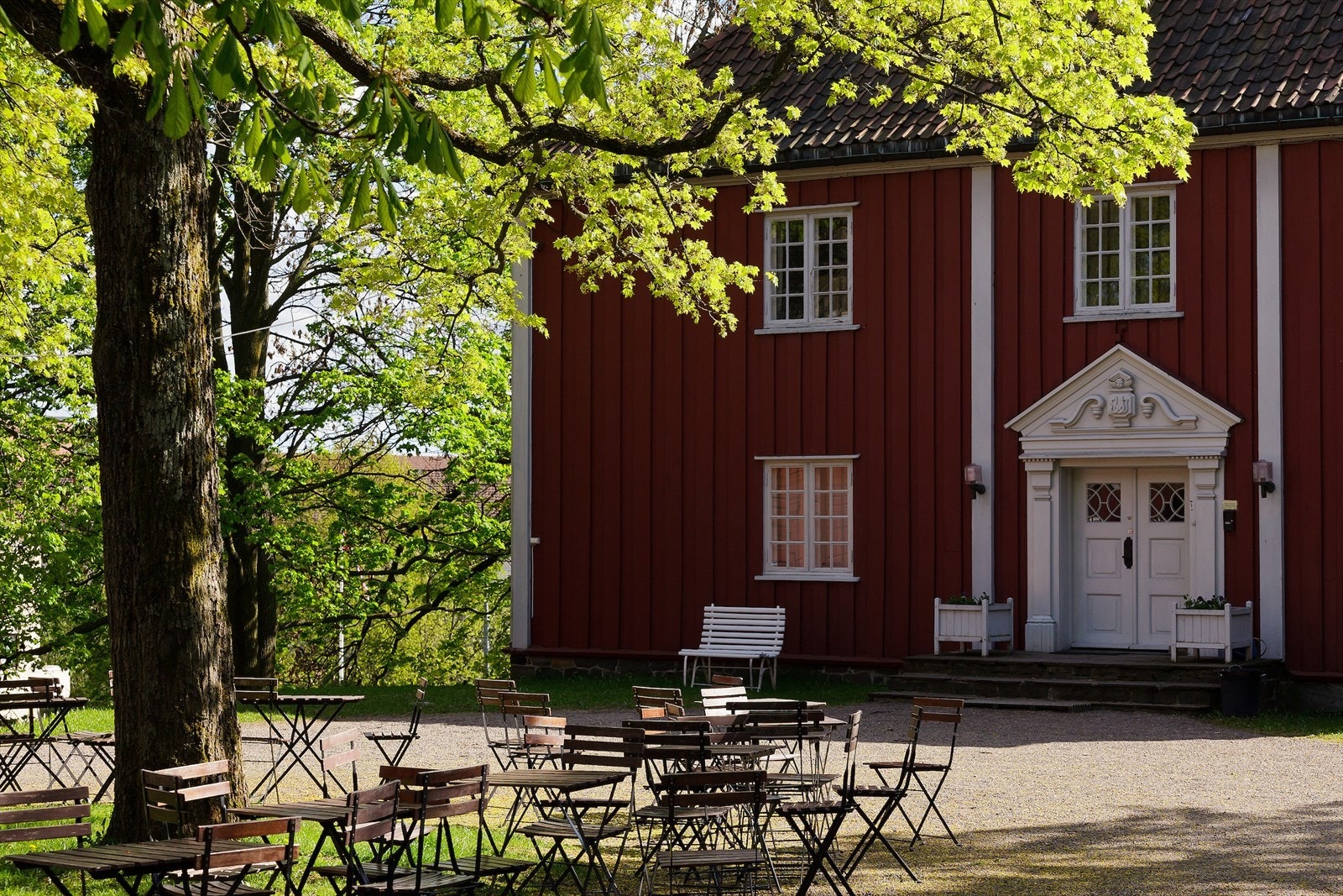 Området er kjent for et rikt utvalg av caféer, spisesteder og store grøntarealer. Galleribilde