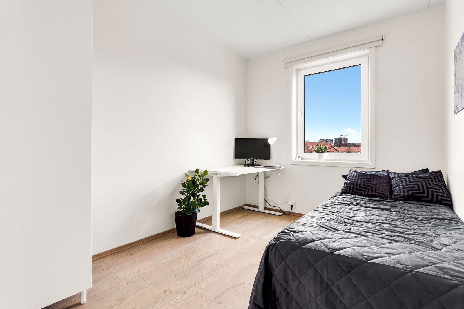 Det andre soverommet har lysmalte vegger og et praktisk garderobeskap Galleribilde