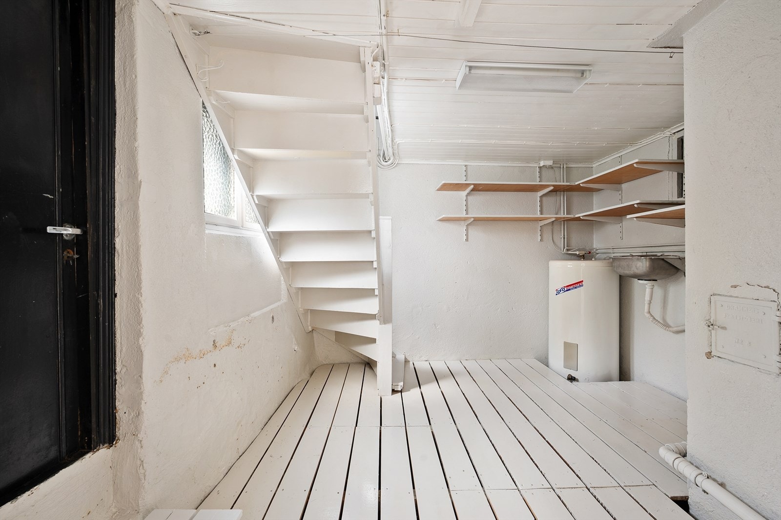 Bod i underetasje med dør ut Galleribilde