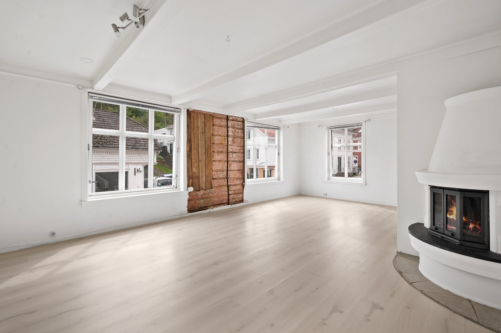 Lys og fin stue med peis Galleribilde