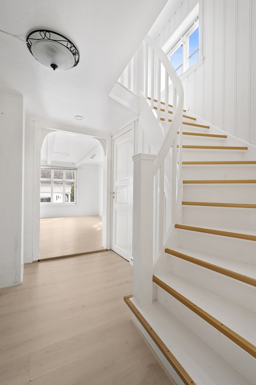 Hall inn mot stue, trapp opp til hovedetasje Galleribilde
