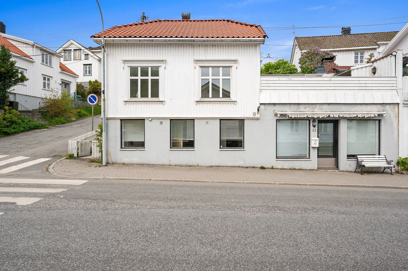 Næringslokale i hele 1. etasje, bolig i 2. og 3. etasje med terrasse Galleribilde