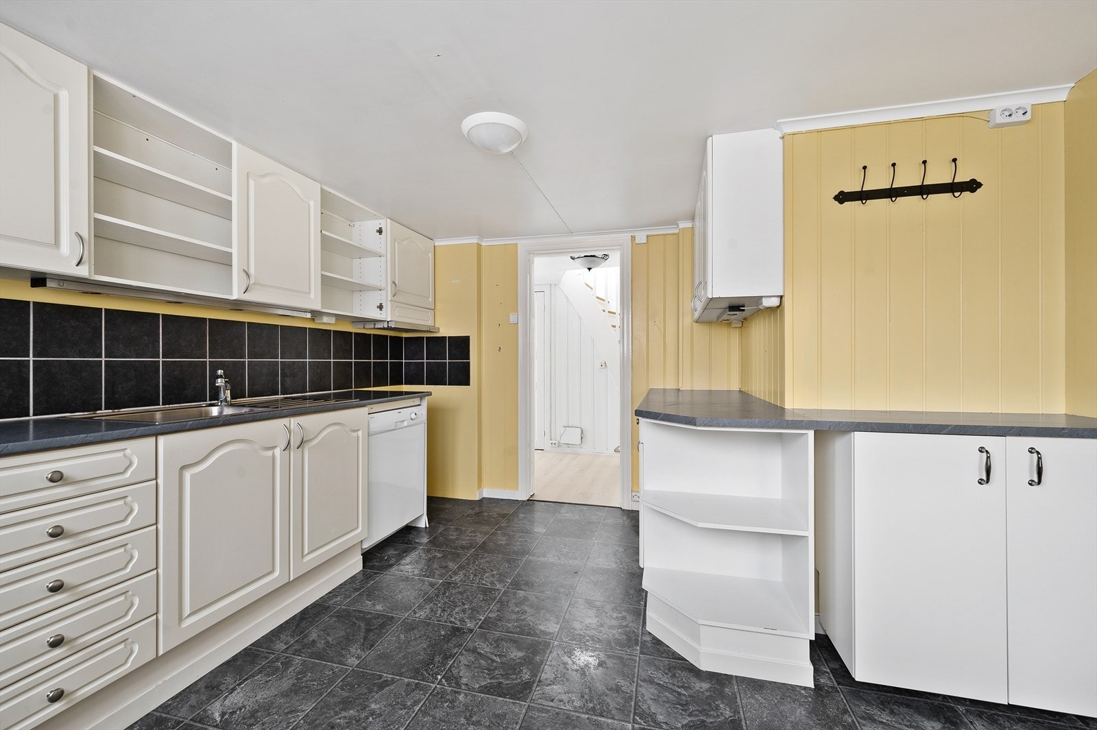 Kjøkken med oppvaskmaskin Galleribilde