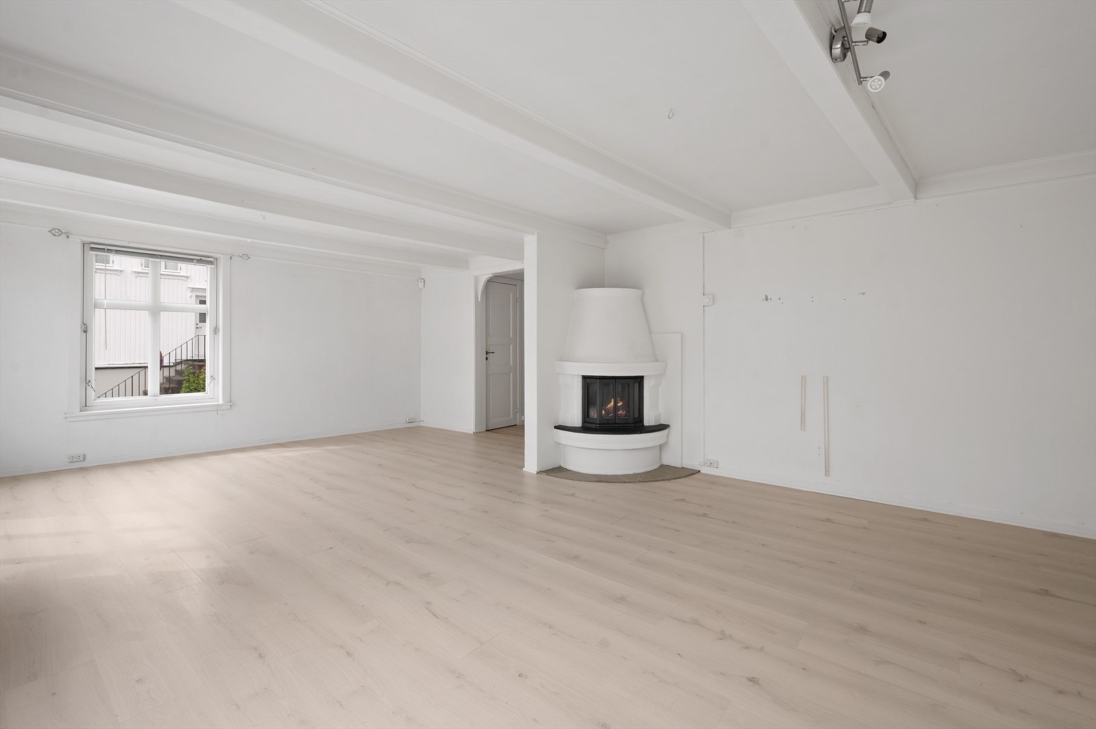 Lys og fin stue med peis Galleribilde