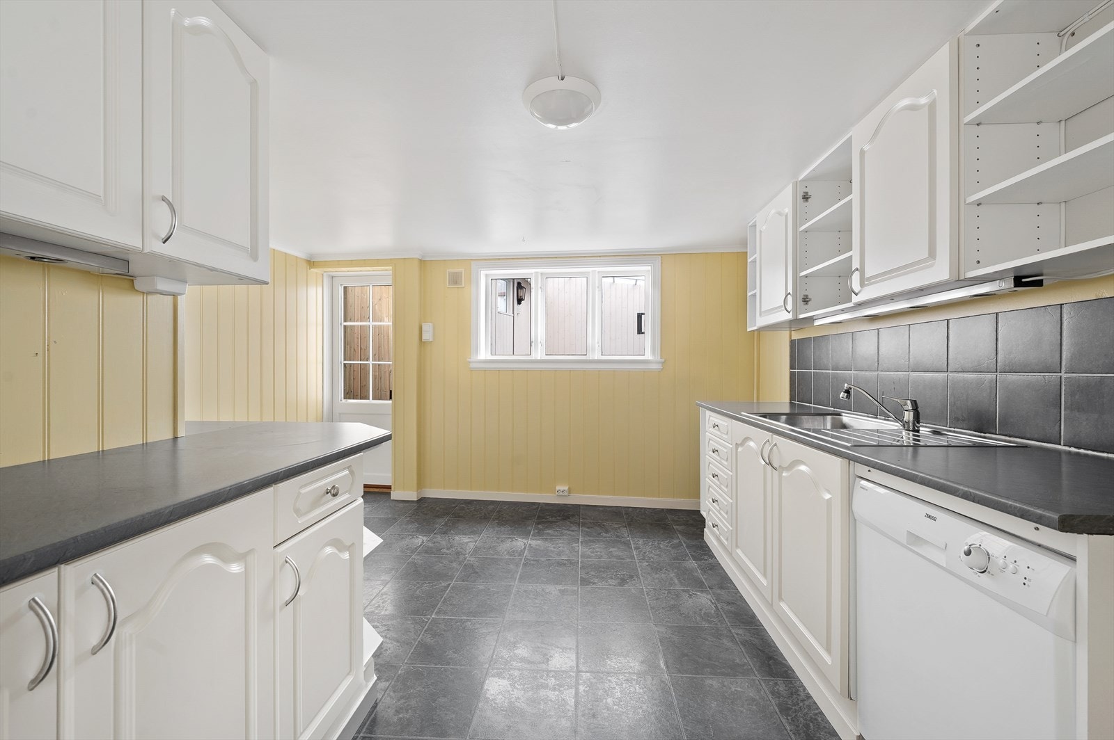 Kjøkken med oppvaskmaskin, utgang til uteplass og terrasse Galleribilde